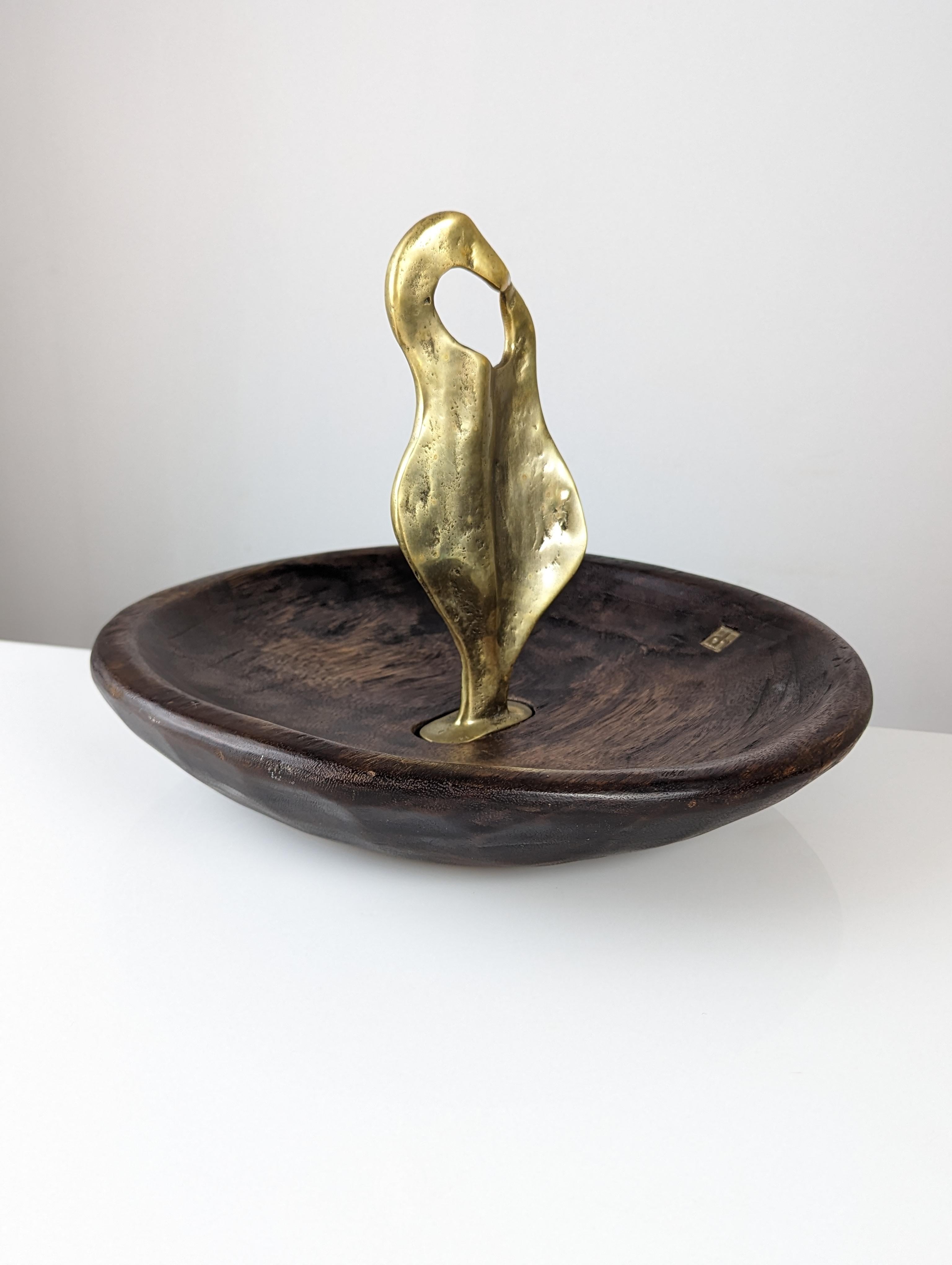 Außergewöhnliche skulpturale Obstschale von David Marshall, ein handgefertigtes Meisterwerk, das die Wärme von Holz mit der Raffinesse von Bronze verbindet. Dieses Stück spiegelt das handwerkliche Können des Künstlers wider, vom sorgfältig
