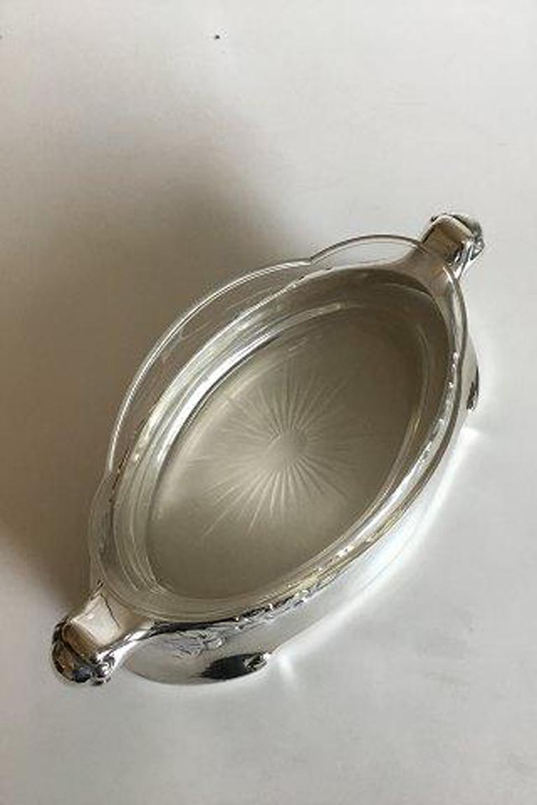 Fruit bowl silver plated with glass liner. Aprx. 1900. Marked Eneret Victoria. 

Measures 36 cm x 18 cm / 14 11/64