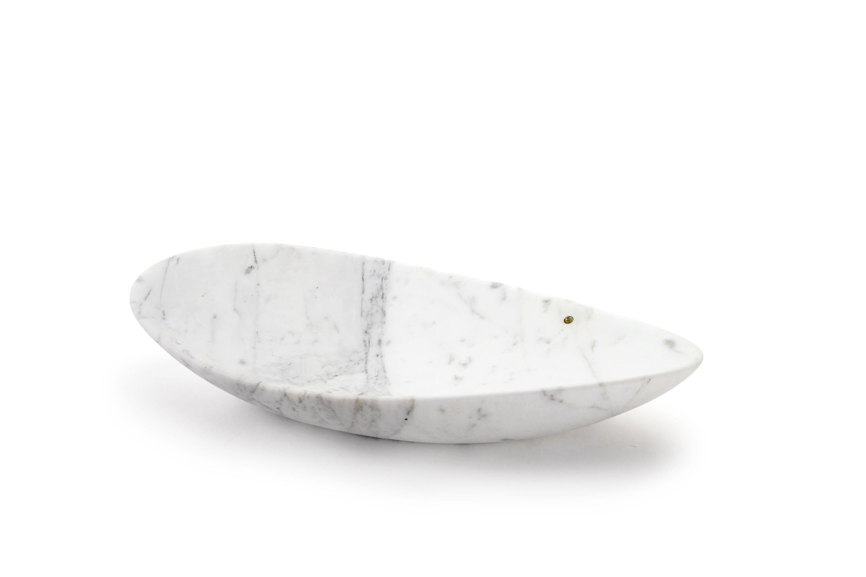 Bowl sculpted by hand from a solid block of Calacatta marble. Velvet finishing. 

Dimensions: Medium L 45, W 22, H 10 cm. Also available: Big L 56, W 27, H 12 cm, small L 35, W 17, H 8 cm.
Available in different marbles, onyx and quartzite. 

100%