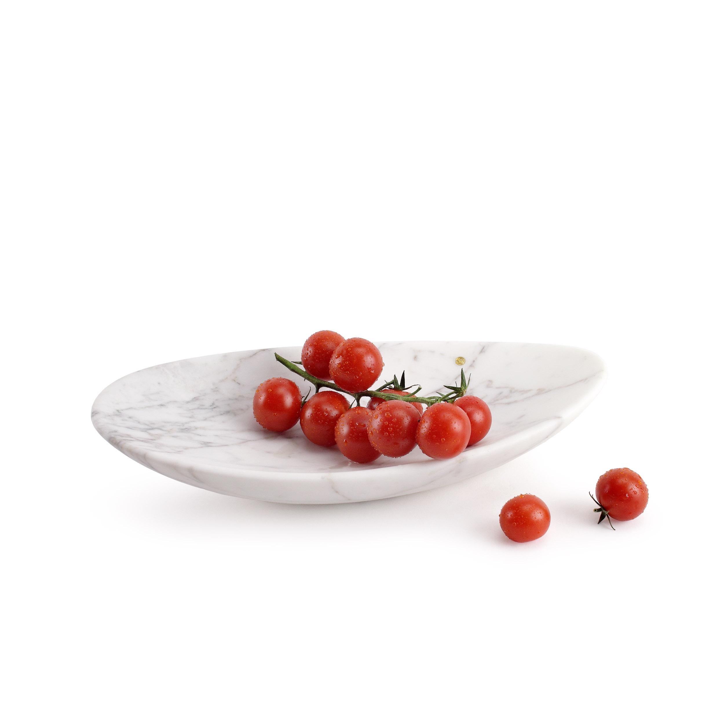 Bowl sculpted by hand from a solid block of Statuario marble. Velvet finishing. 
Dimensions: Small L 35, W 17, H 8 cm. 
Also available: Medium L 45, W 22, H 10 cm and Big L 56, W 27, H 12 cm.
Available in different marbles, onyx and quartzite.