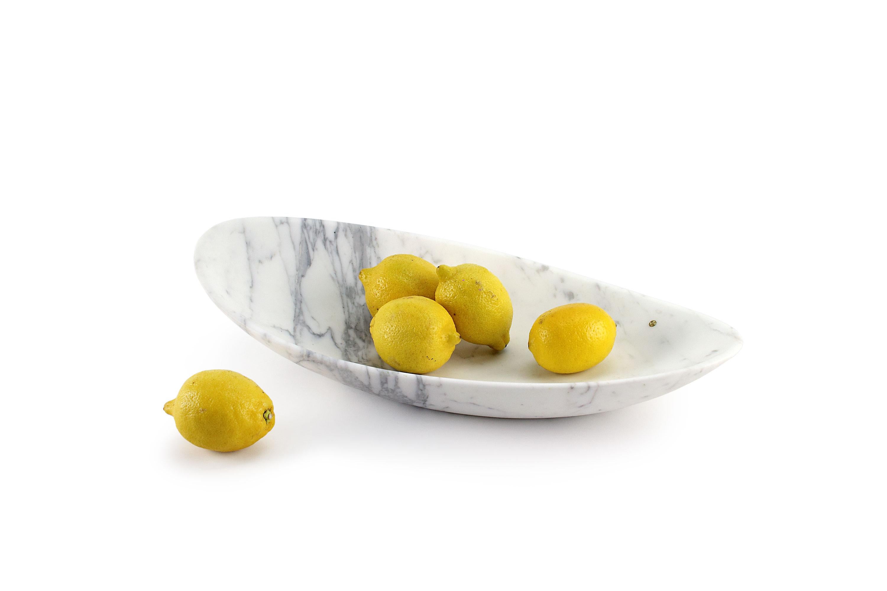 Moderne Fruit Bowl Vase Solid Calacatta Marble White Oval Contemporary Design Italy en vente