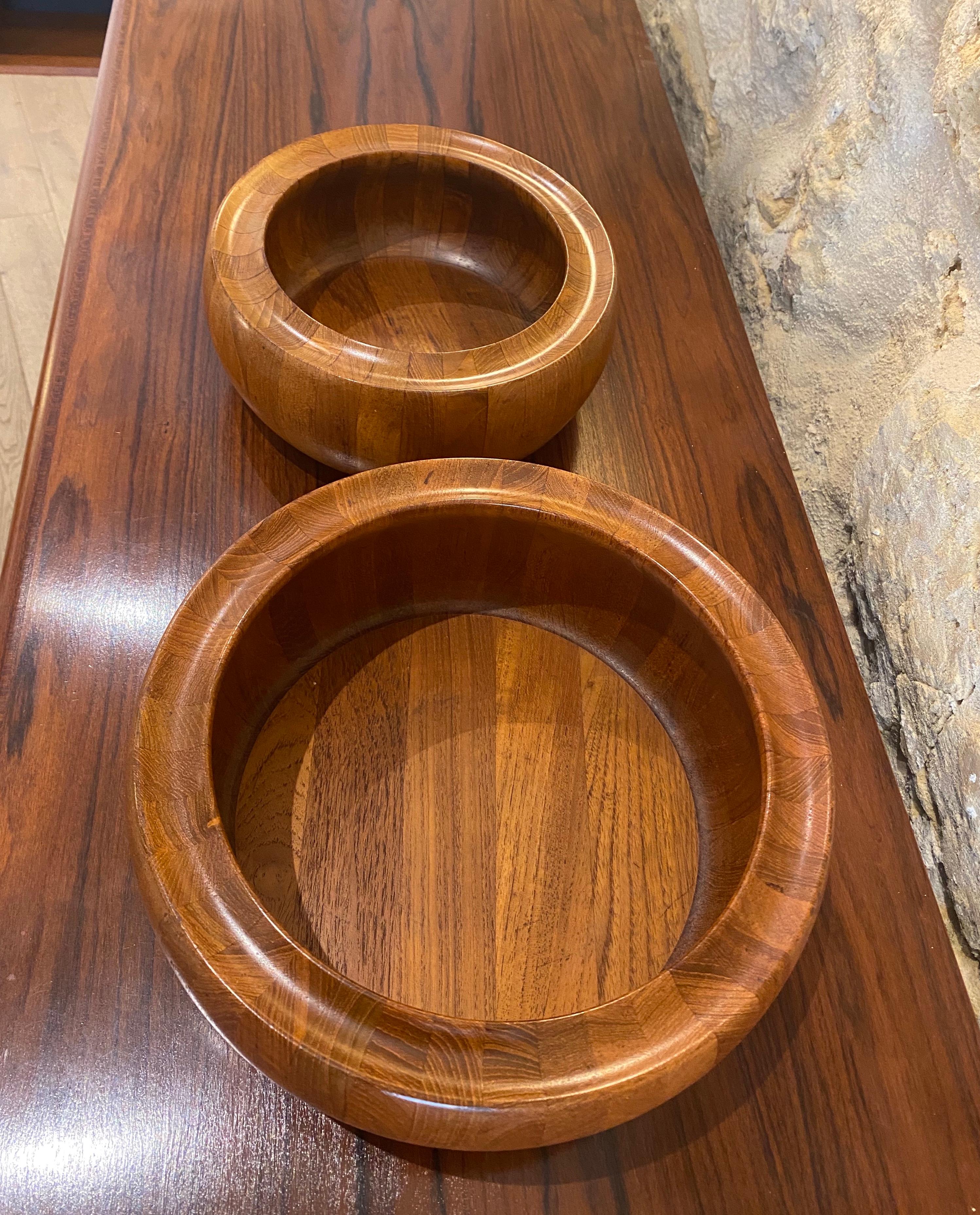 Fruit bowls in teak from the 1960s designed and produced by the danish tableware company Digsmed. Set of 2 bowls, one is 25X11cm and the other is 29x13cm.