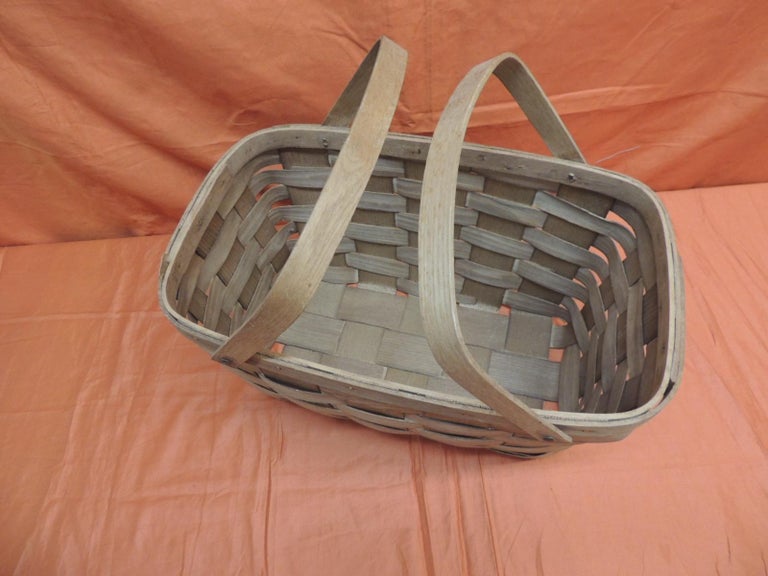 Fruit flat-woven basket with handles.
Rectangular shape basket with flat handles and brass fastenings.
Tamped basket Ville
Size: 16 x 10 x 14