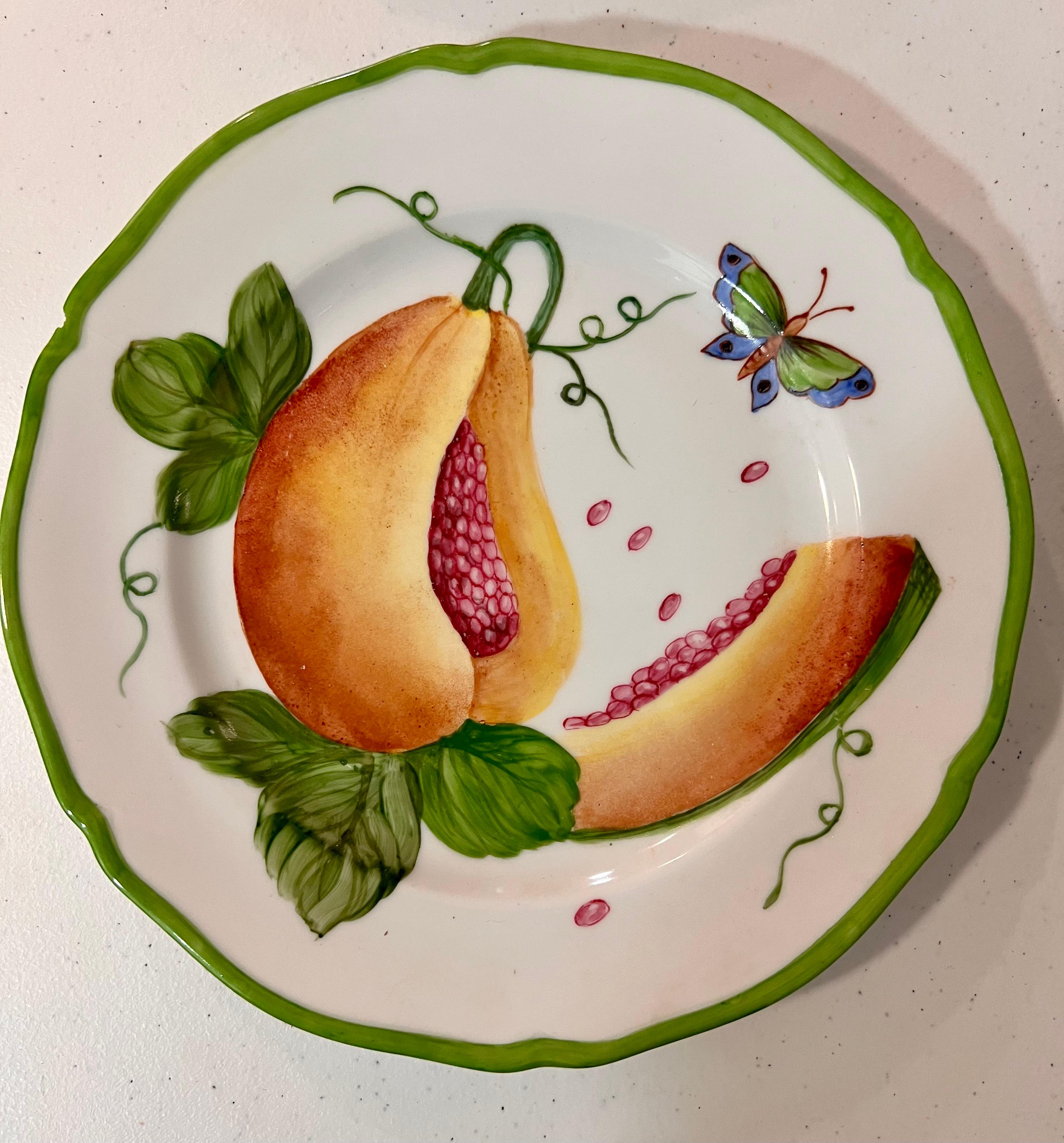 Giovanna Amoruso Manzari ha dipinto a mano un servizio da tavola parziale per Limoges, decorato con frutta, fiori e farfalle.
Misura 8,66 pollici / 22 cm 
* Richiedi informazioni per il prezzo delle posate per i singoli piatti, ma se il set è
