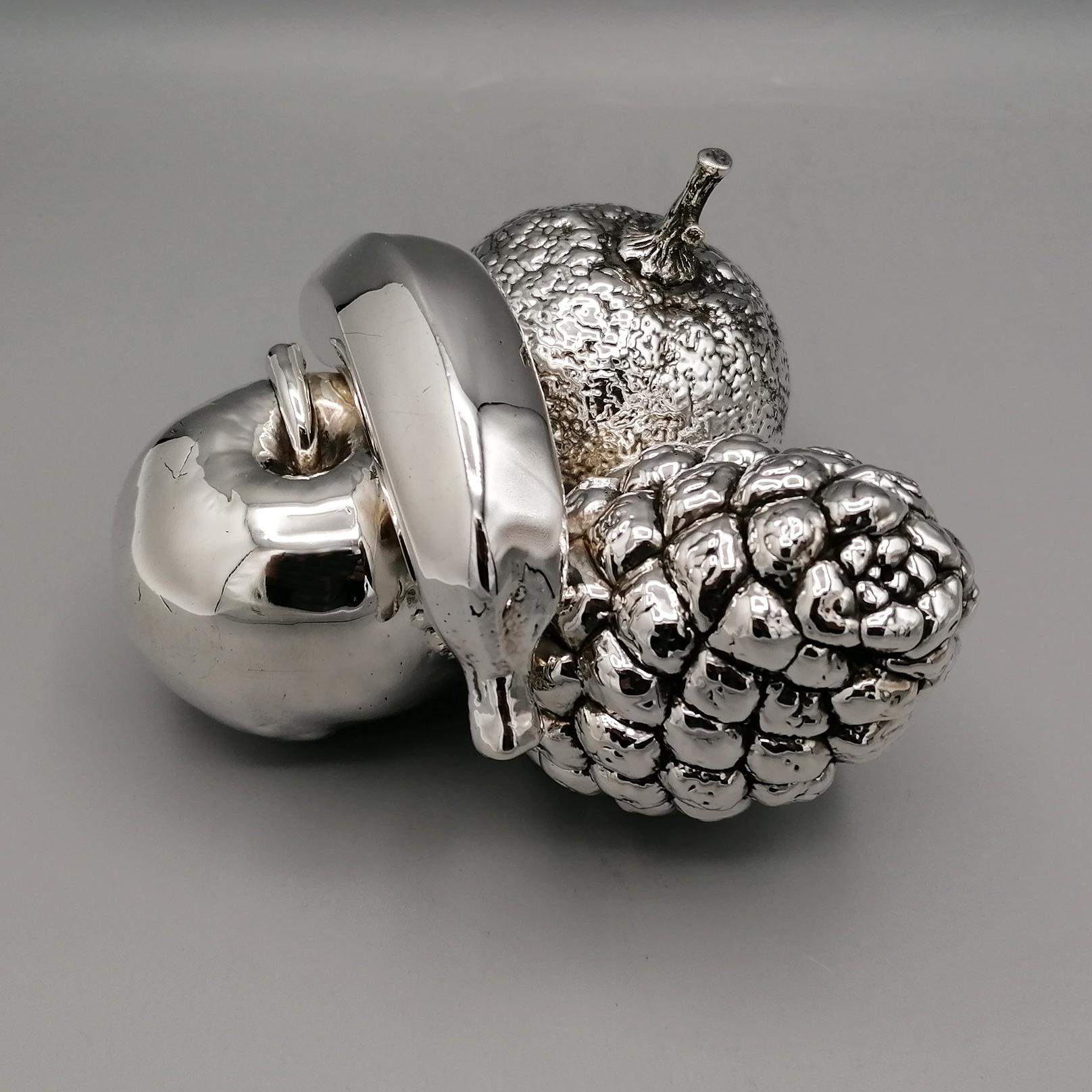 Fruit set - orange apple banana pine cone - in 999 silver
Italy, a country that produces great wines and an ancient agricultural tradition, could not fail to dedicate its art also to create prestigious objects concerning this excellence for example