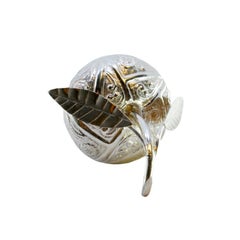 Fruchtförmige Silberdose mit Gravuren und Applikationen auf beiden Seiten