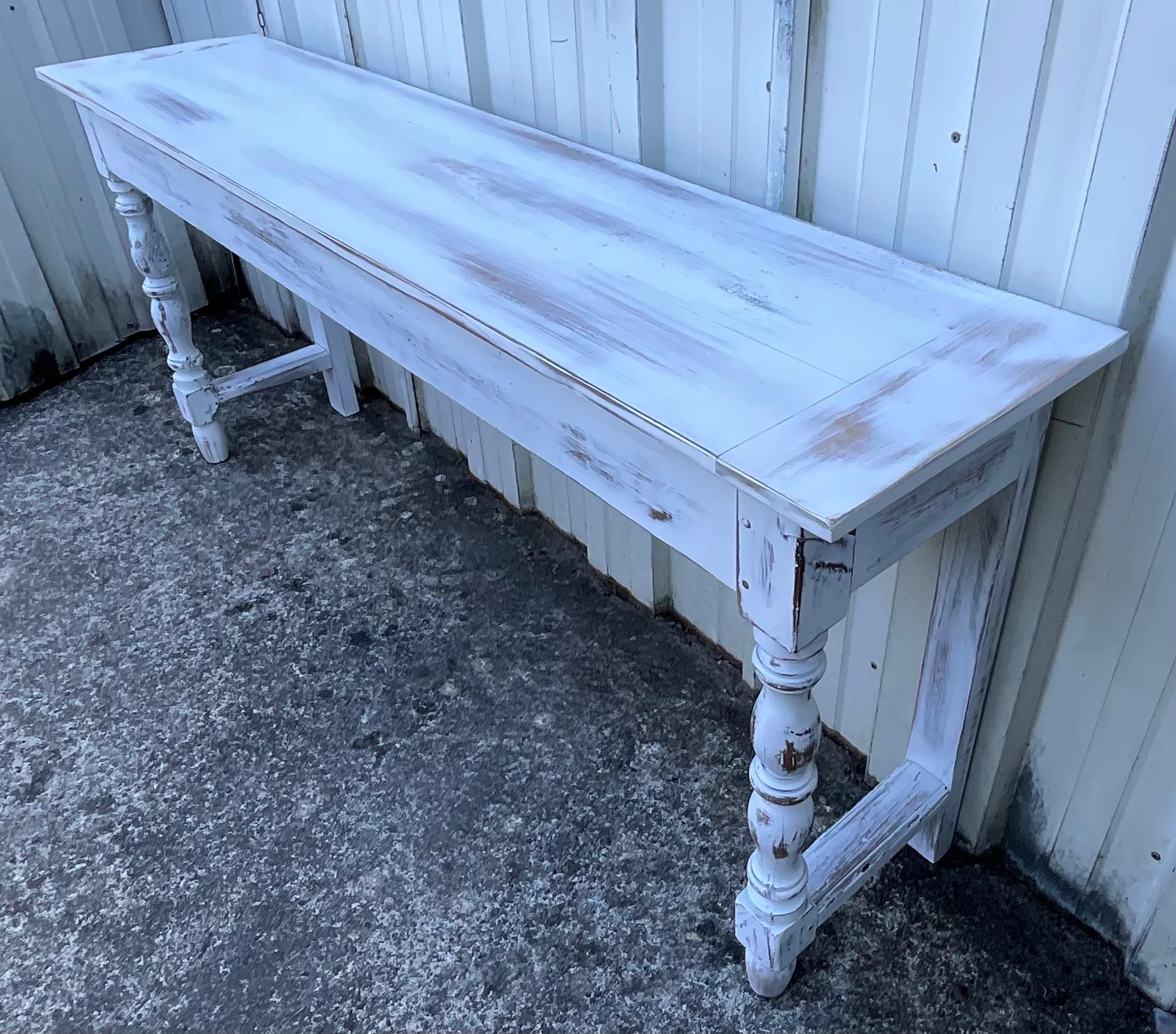 Ajoutez une touche de charme français authentique à votre intérieur avec cette table console ancienne en bois fruitier, datant de la fin du XIXe siècle. Provenant d'une ancienne cave à vin de la vallée de la Loire, une région célèbre pour son