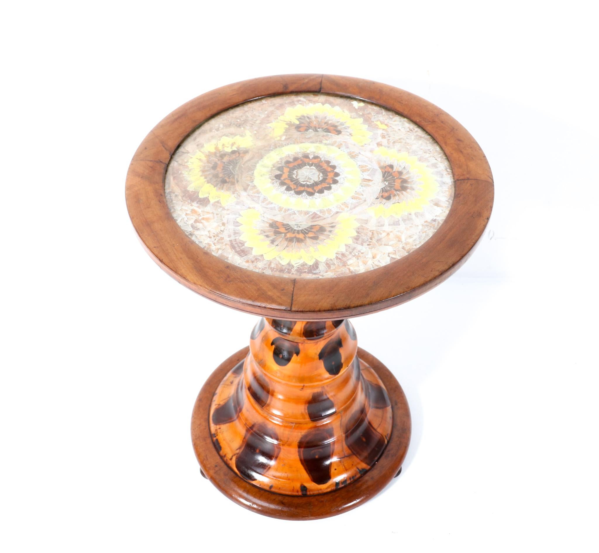 Stupéfiante et élégante table d'appoint de style moderne du milieu du siècle.
Un design brésilien frappant des années 1970.
Base circulaire en bois fruitier massif d'origine avec motif décoratif de nœuds d'arbres.
Le plateau d'origine présente un