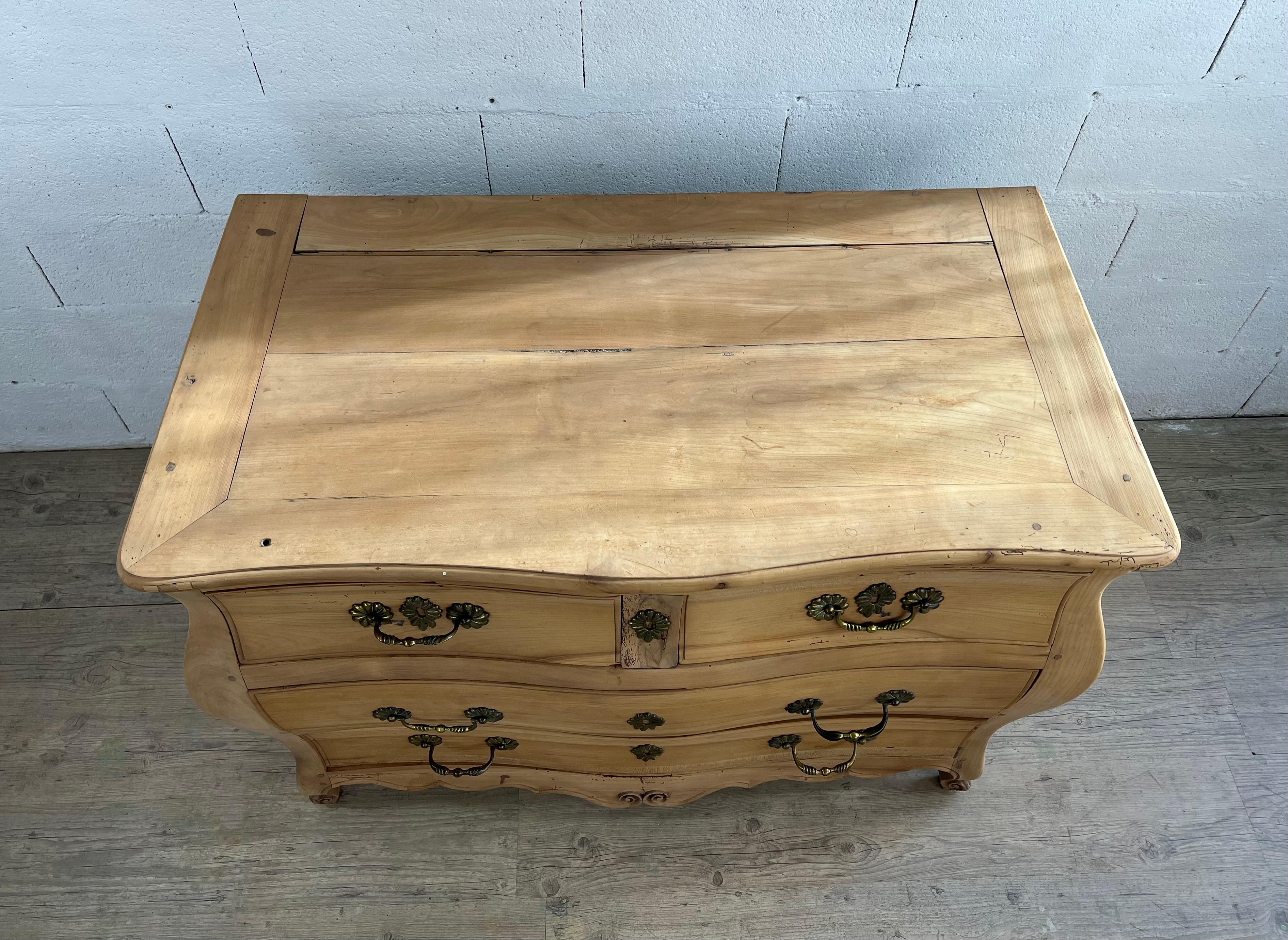 Francese Fruitwood sandblasted Regency Commode in vendita