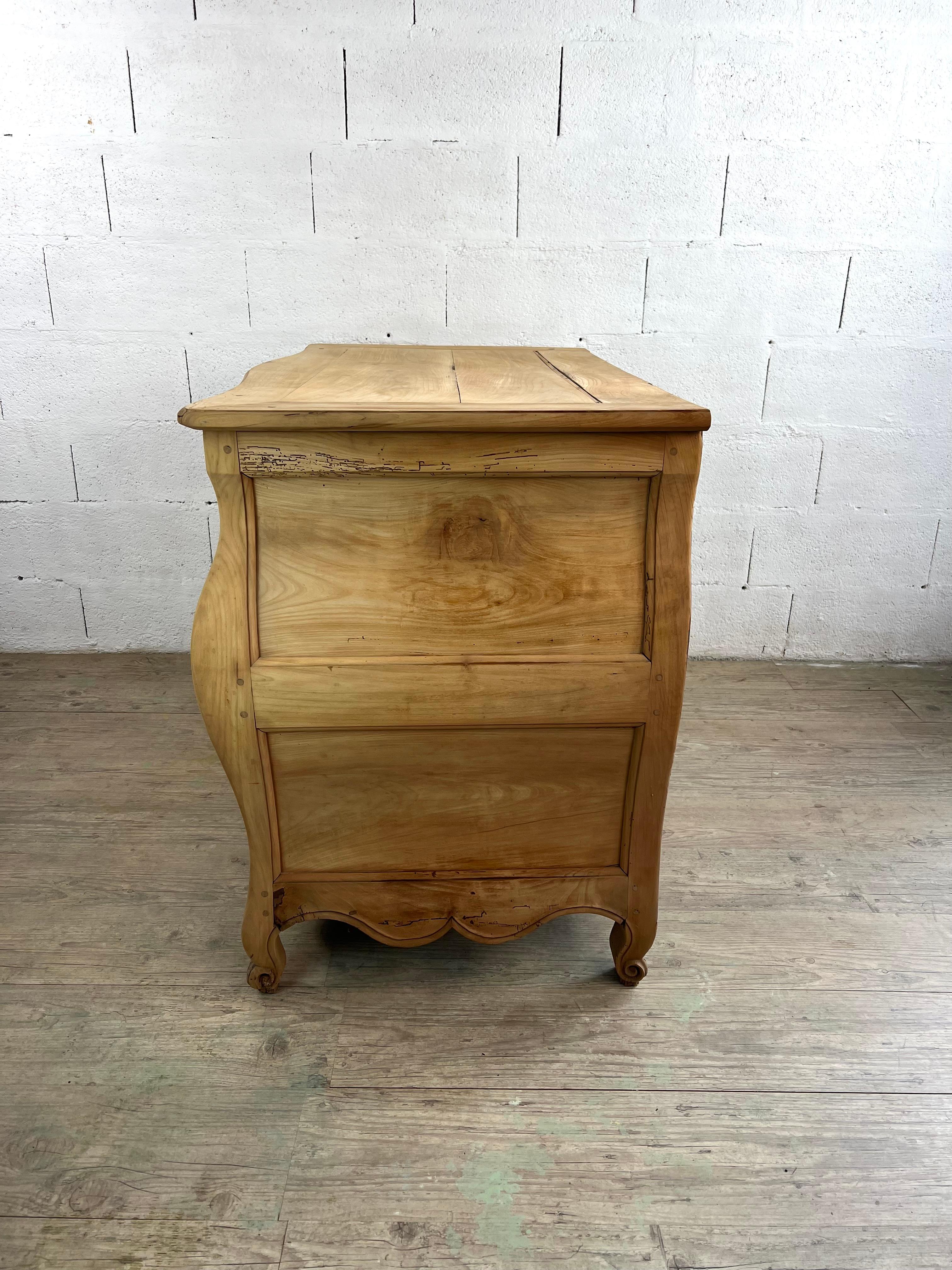XVIII secolo Fruitwood sandblasted Regency Commode in vendita
