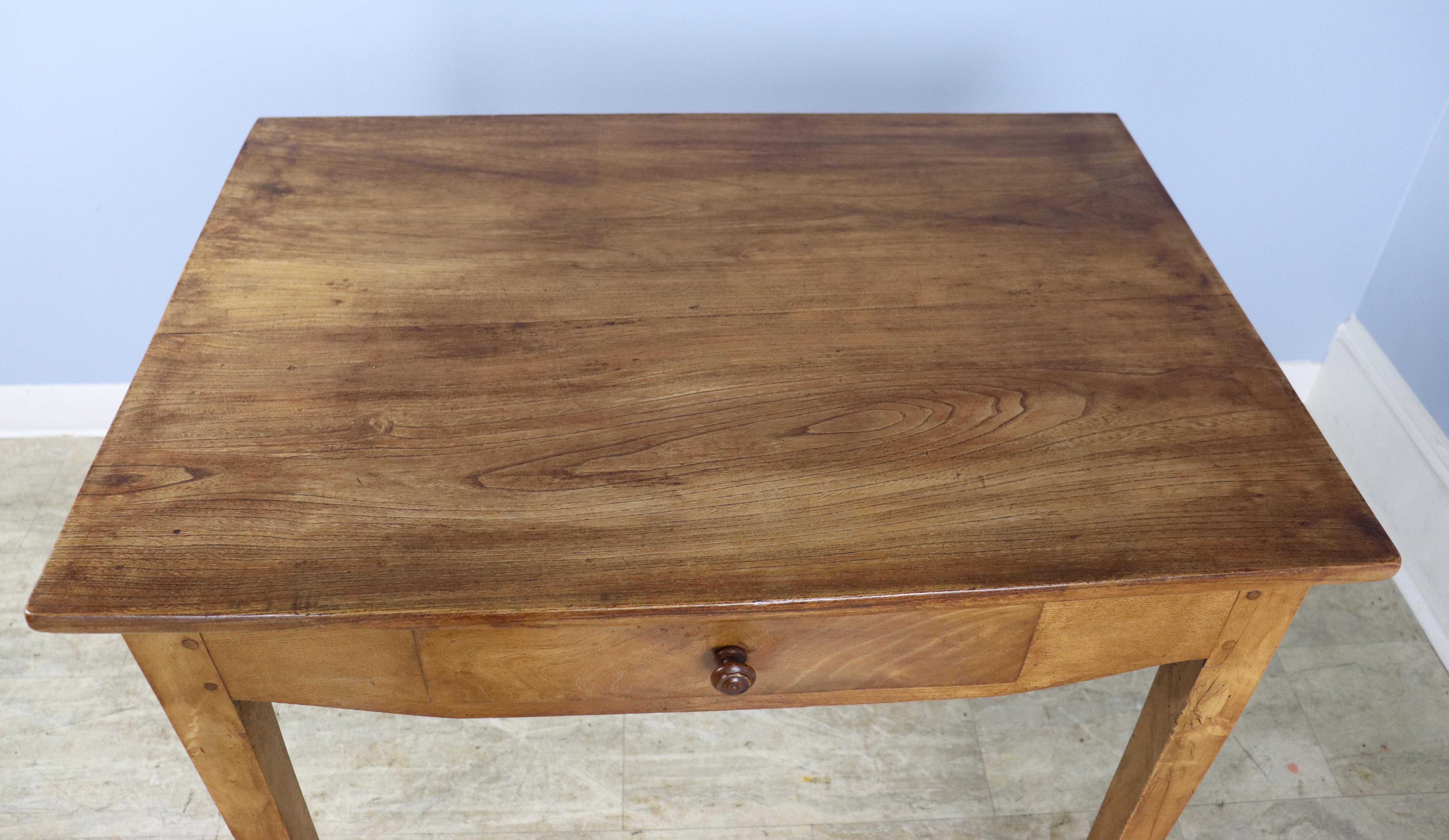XIXe siècle Table d'appoint ou petite table à écrire en bois fruitier