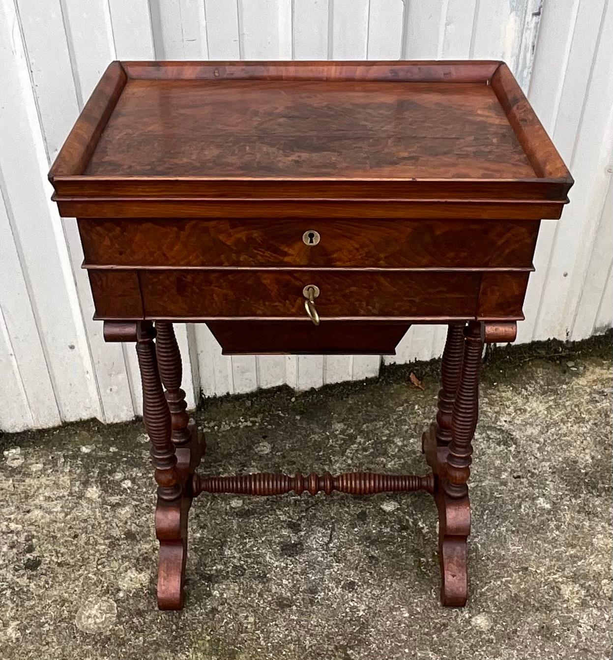 In perfette condizioni, questa scatola da cucito in legno di frutta, risalente alla fine del XIX secolo, è un pezzo raro e prezioso che riflette l'eleganza di un'epoca passata. Conservato con cura dai suoi precedenti proprietari, mantiene tutta la