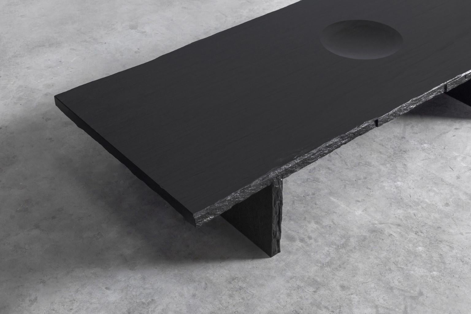 Frustre II, niedriger Tisch aus schwarzem Schiefer mit Skulptur von Frederic Saulou (Französisch) im Angebot