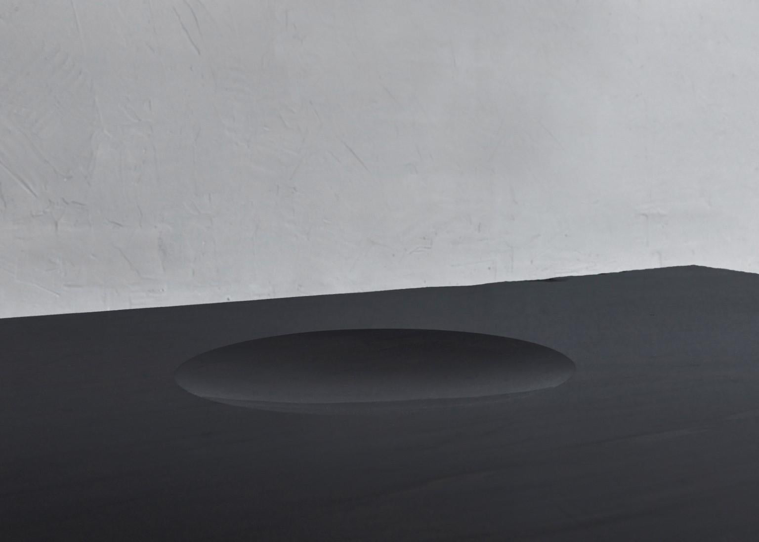 Frustre II, niedriger Tisch aus schwarzem Schiefer mit Skulptur von Frederic Saulou im Zustand „Neu“ im Angebot in Geneve, CH