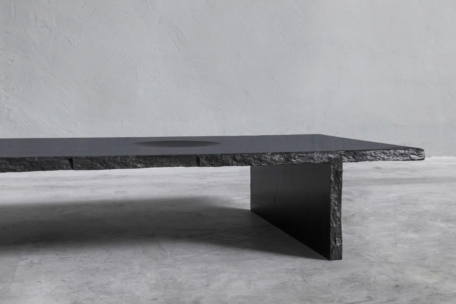 Frustre II, niedriger Tisch aus schwarzem Schiefer mit Skulptur von Frederic Saulou (21. Jahrhundert und zeitgenössisch) im Angebot