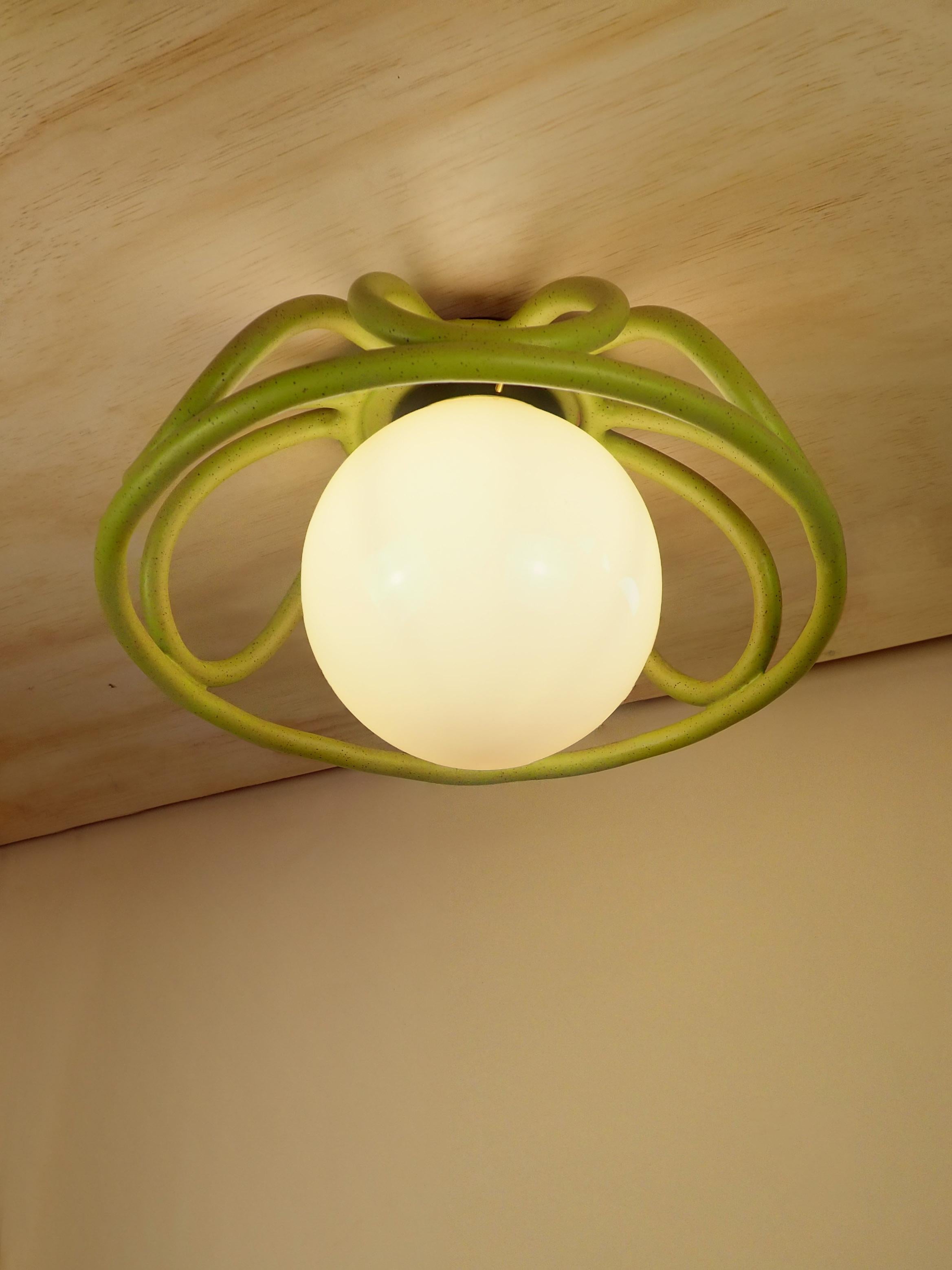 Inspiré par l'éclat de la lune des moissons et les courbes élégantes des paniers de fruits du marché, ce luminaire encastré en céramique fait à la main abrite un grand globe en verre. La structure en forme de panier est méticuleusement fabriquée à