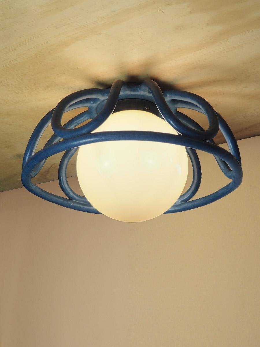 Inspiré par l'éclat de la lune des moissons et les courbes élégantes des paniers de fruits du marché, ce luminaire encastré en céramique fait à la main abrite un grand globe en verre. La structure en forme de panier est méticuleusement fabriquée à