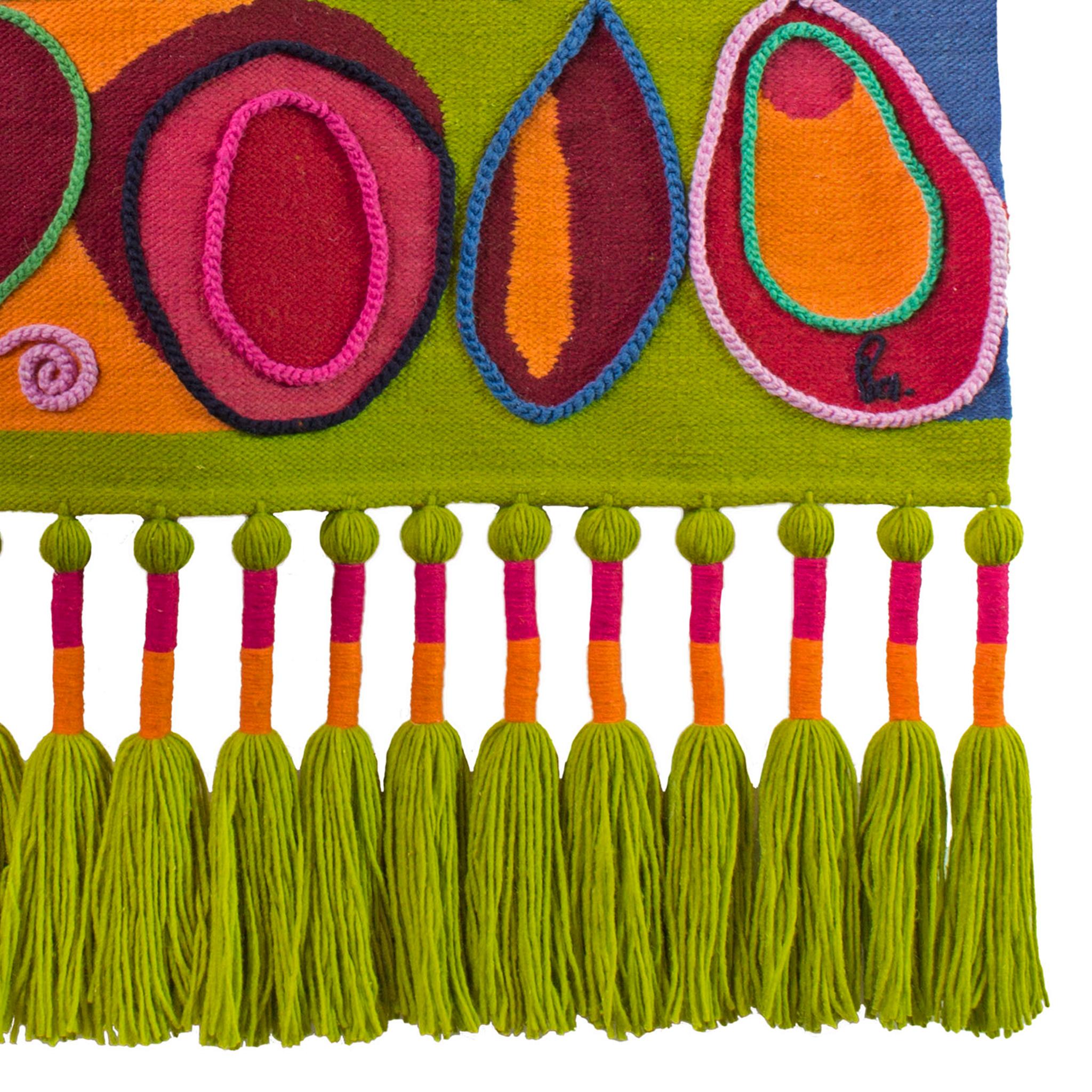 Der Frutas-Wandteppich aus 100 % ecuadorianischer Schafswolle ist ein Zeugnis traditioneller Kunstfertigkeit. Handgewebt und sorgfältig mit farbechten Pigmenten gefärbt, ist jedes Stück ein einzigartiger Ausdruck von Können und Kreativität. Dieser