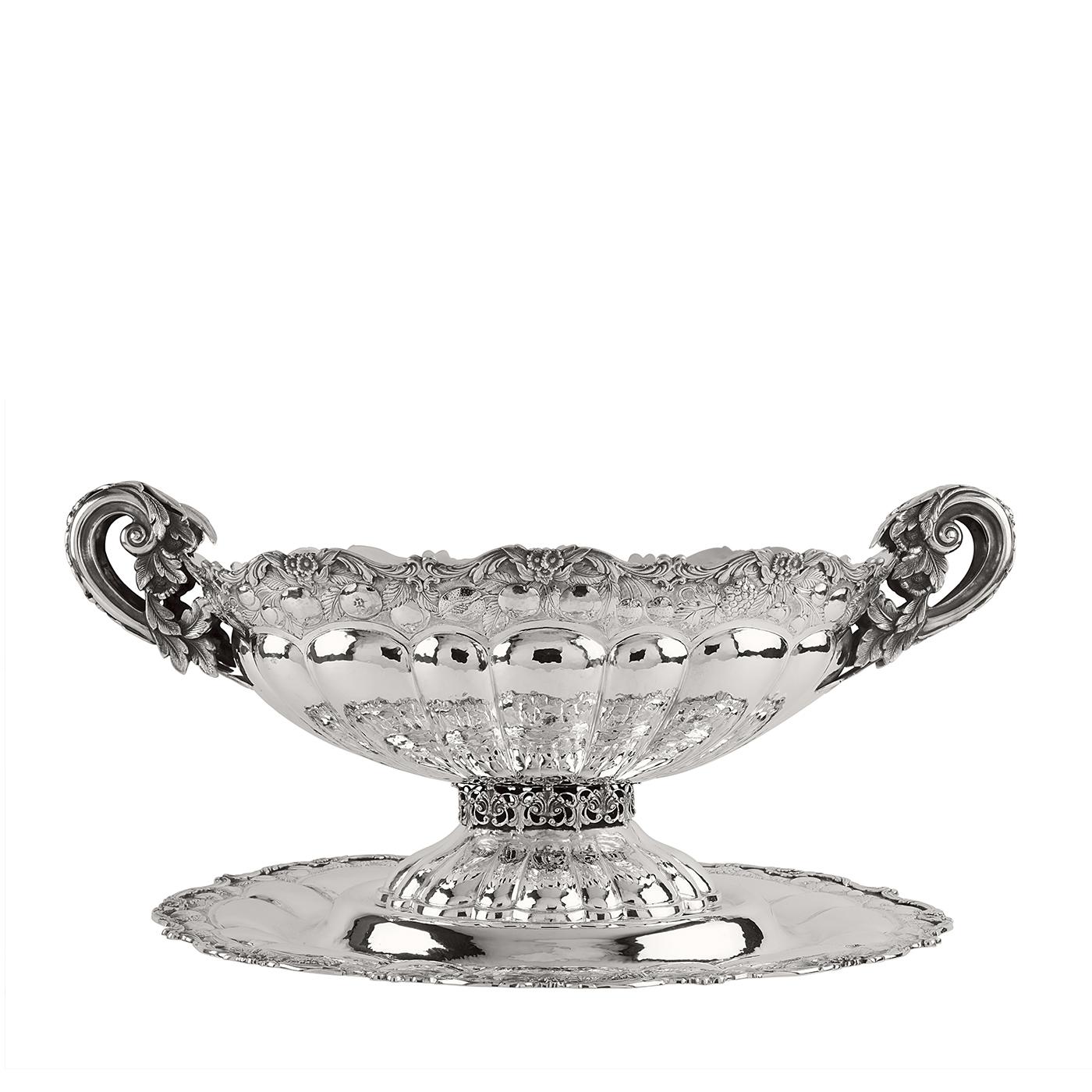 This trophy-shaped cup is part of the Frutta collection and, like the other pieces in the series, is made entirely in silver with chiseled decorations depicting a variety of fruits and leaves vividly rendered and adorning the surfaces of the pieces.