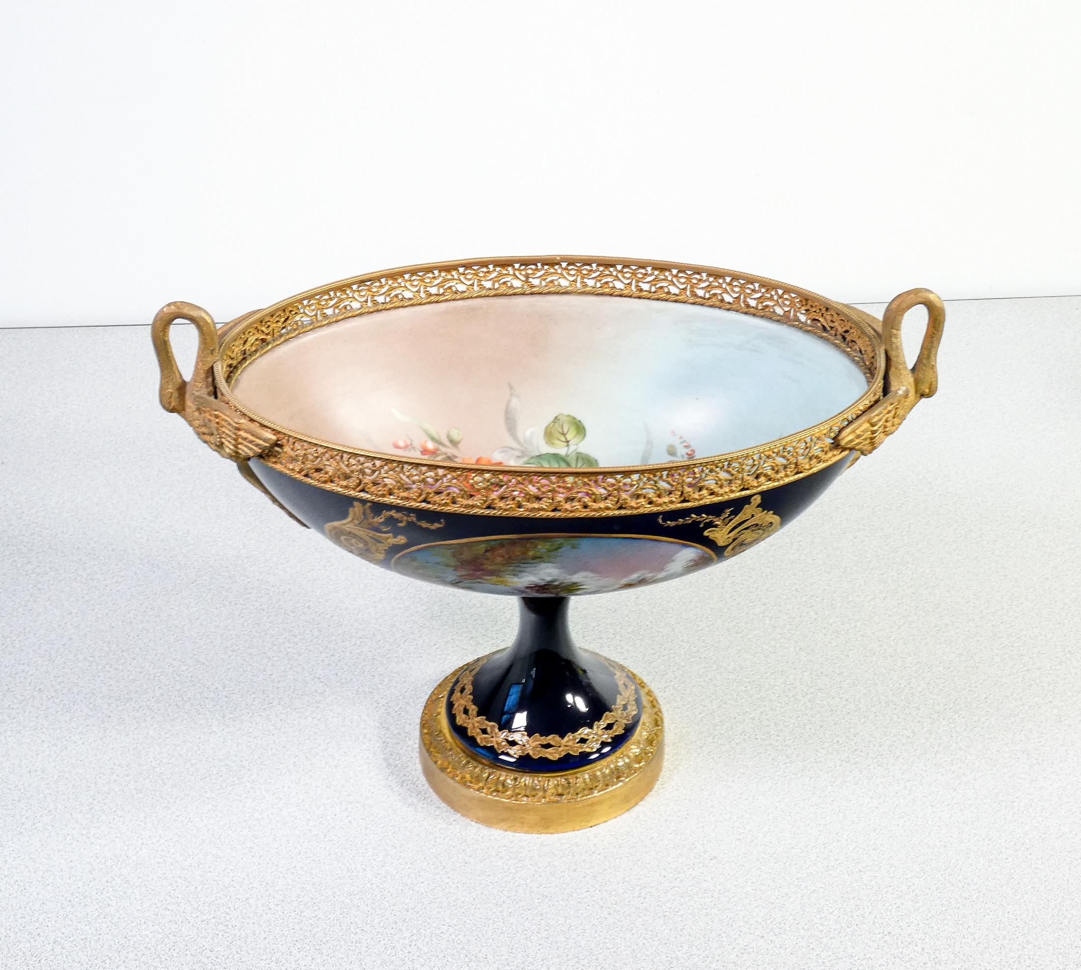 20th Century Porcelain Fruit Bowl Di Sevres, Painted Signed By G. Lehrun. Sevres, 20th Sec