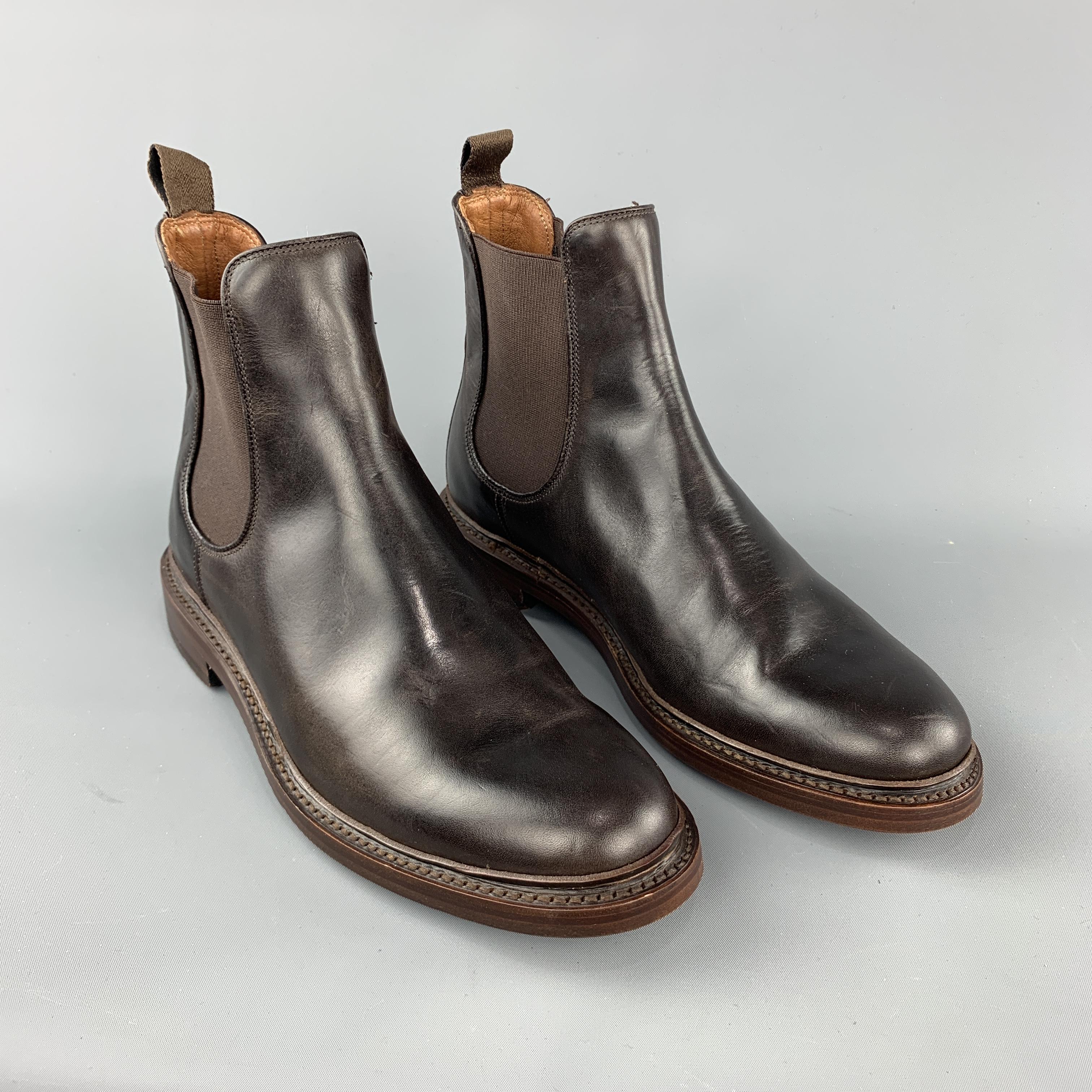 FRYE boot comes in a brown leather featuring a chelsea boot style, pull on, and a wooden sole and heel. Made in Mexico.
 
Excellent Pre-Owned Condition.
Marked:8.5
 
Measurements:
 
Length: 12.5 in.
Width: 4.5 in.
Height: 6.75 in.
