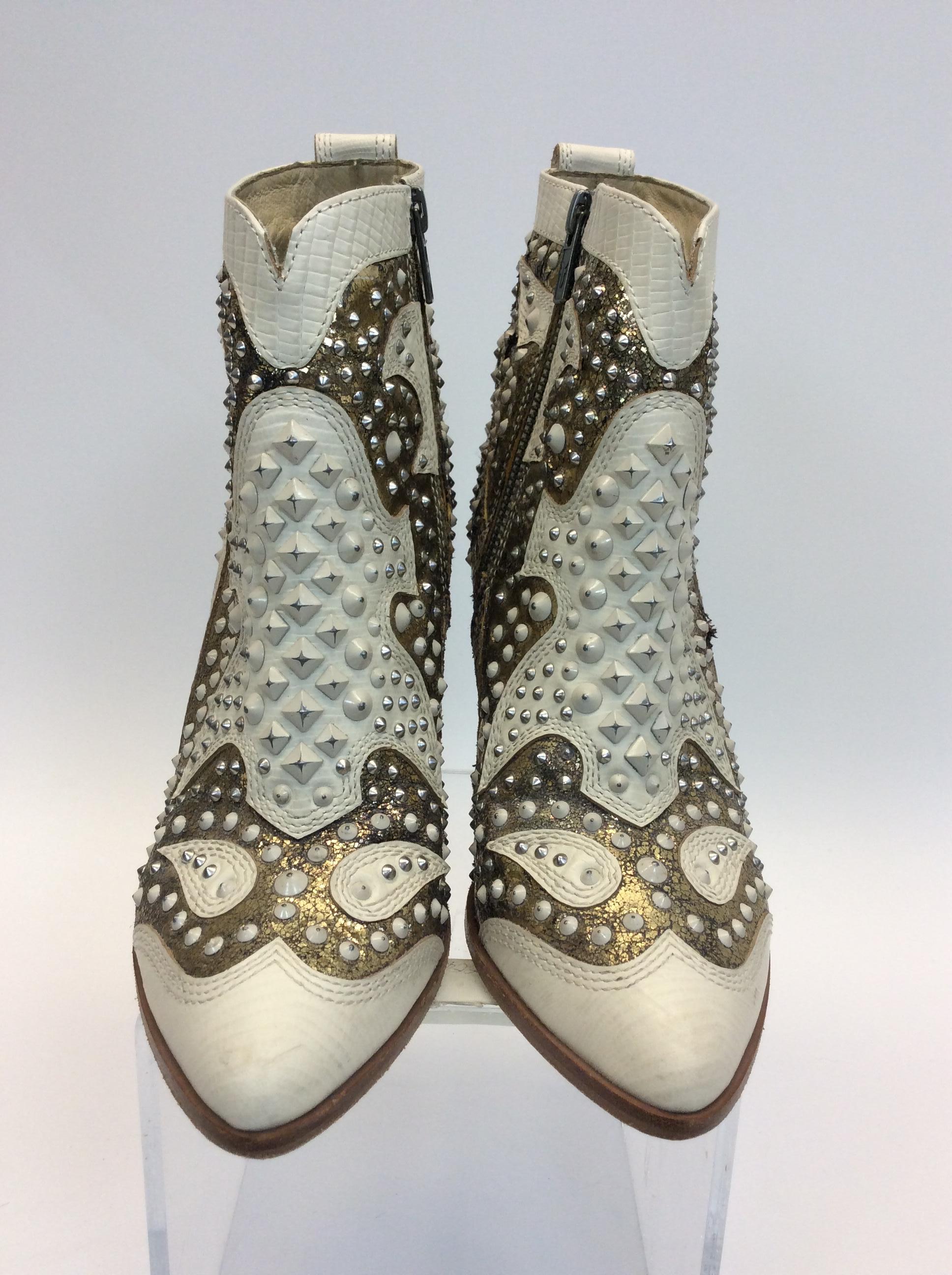 Frye White Leather Remy Studded Ankle Boots
$299
Made in Vietnam
Size 8.5
4.5