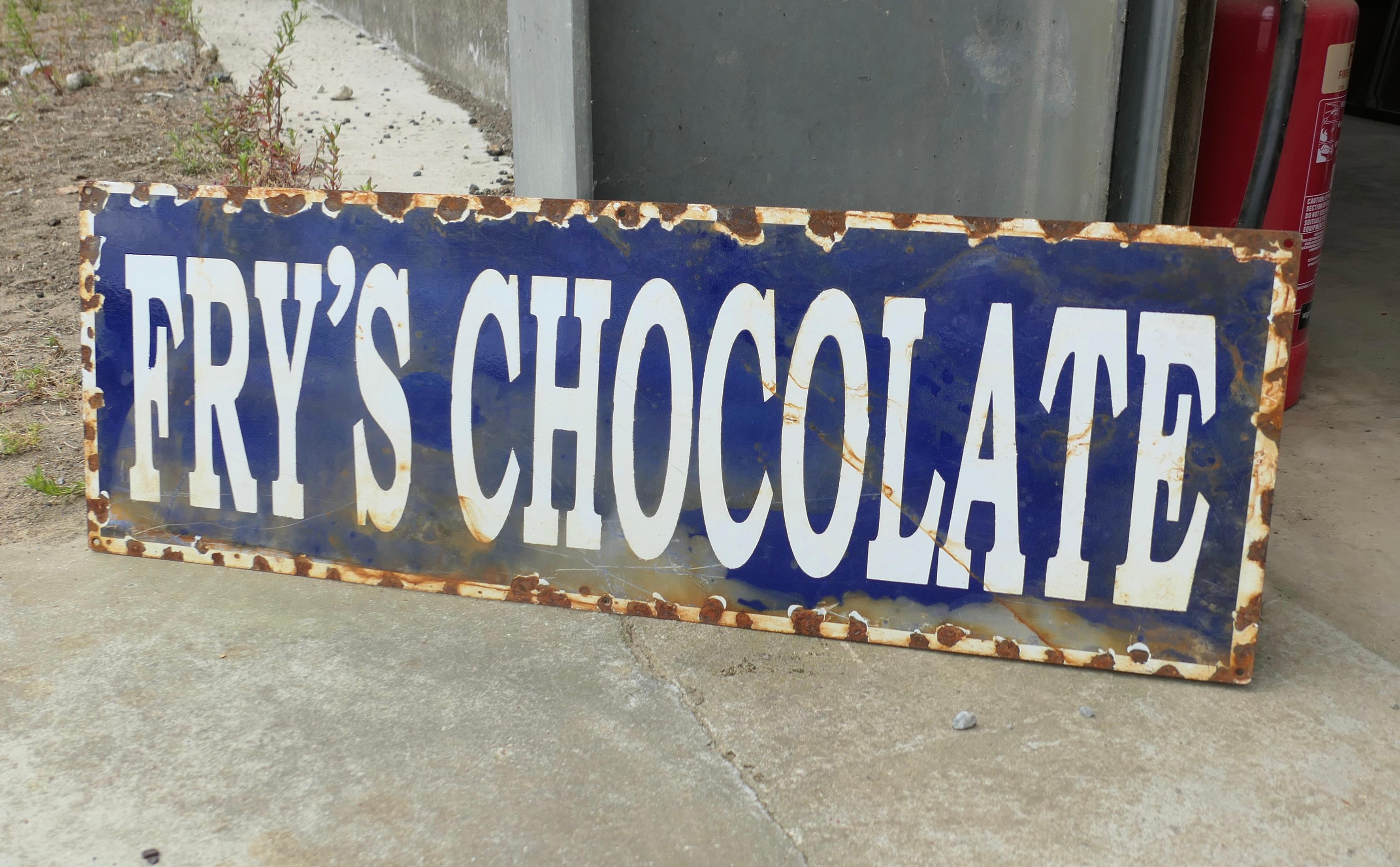 Insegna smaltata di cioccolato Fry's

Questa insegna in smalto pesante è in discrete condizioni per la sua età, con alcune scheggiature intorno al bordo, è di colore bianco su blu reale.
L'insegna è alta 12