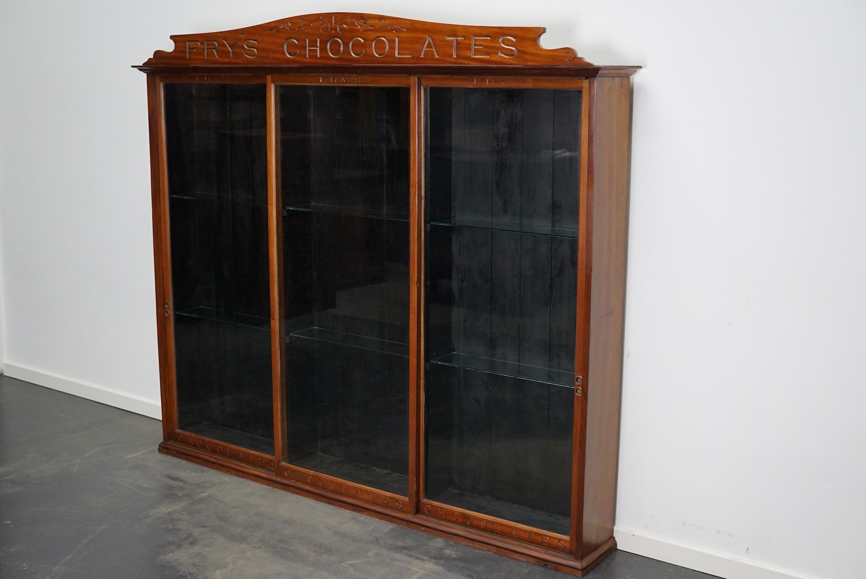 Una vitrina victoriana de caoba muy especial hecha para Fry's Chocolates. Este extraordinario armario grande tiene tres puertas de cristal y seis estantes de cristal.