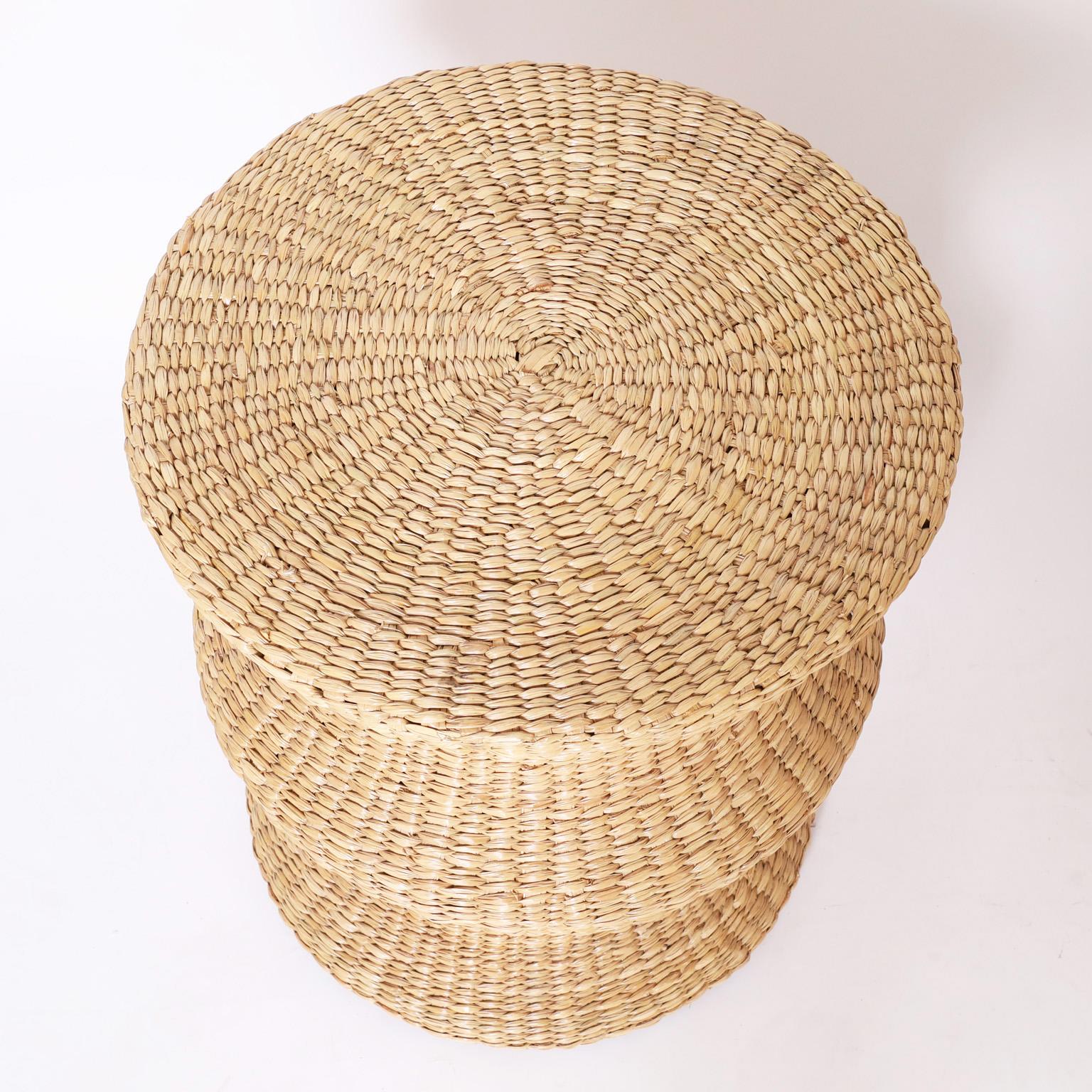 Mexicain Collection Fs Flore Paire de Stands en roseau tressé de style Midcentury en vente
