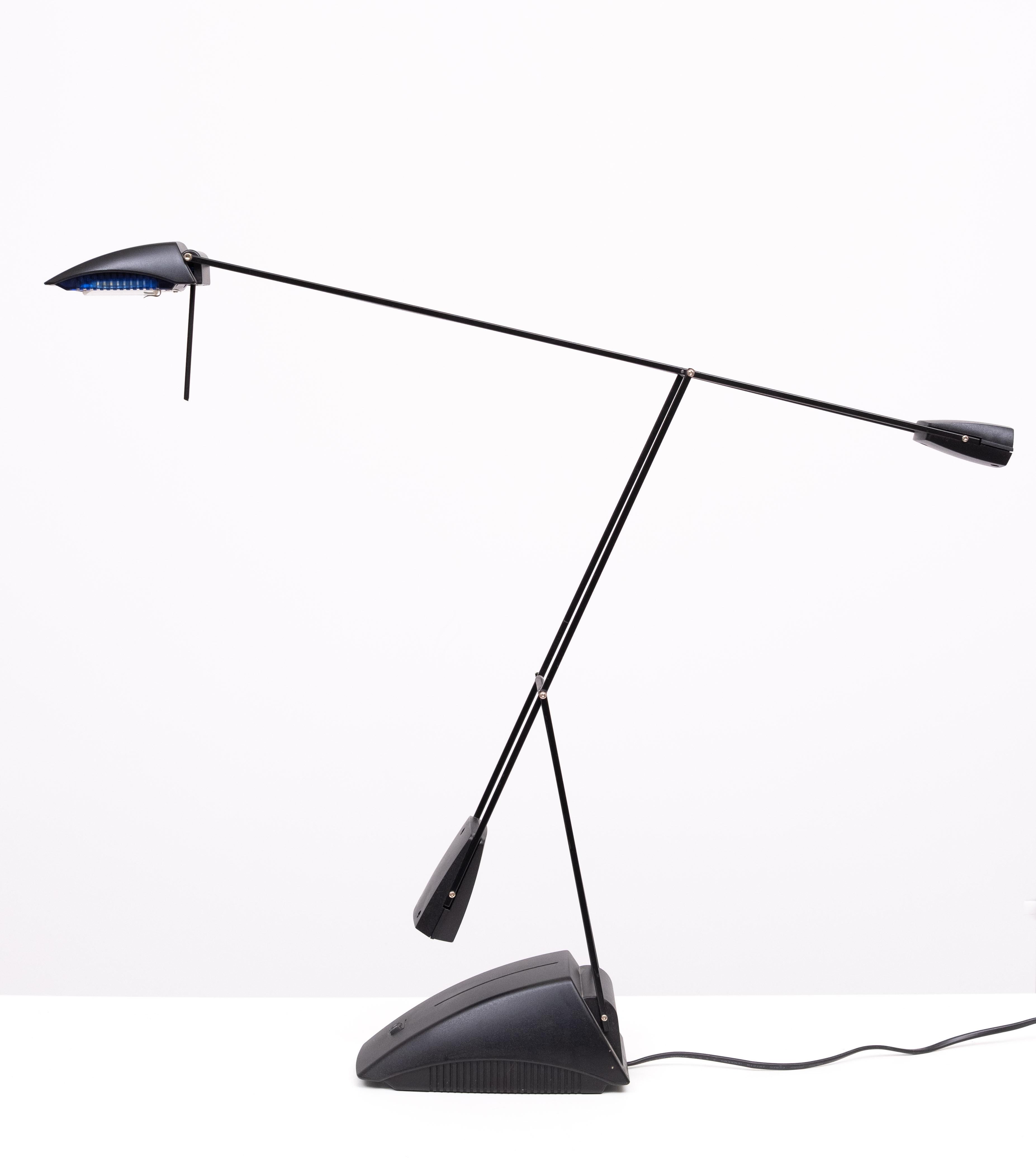 Typische 80er-Jahre-Gelenktischlampe .Halogen  2 Lichtstärken.
guter Zustand .