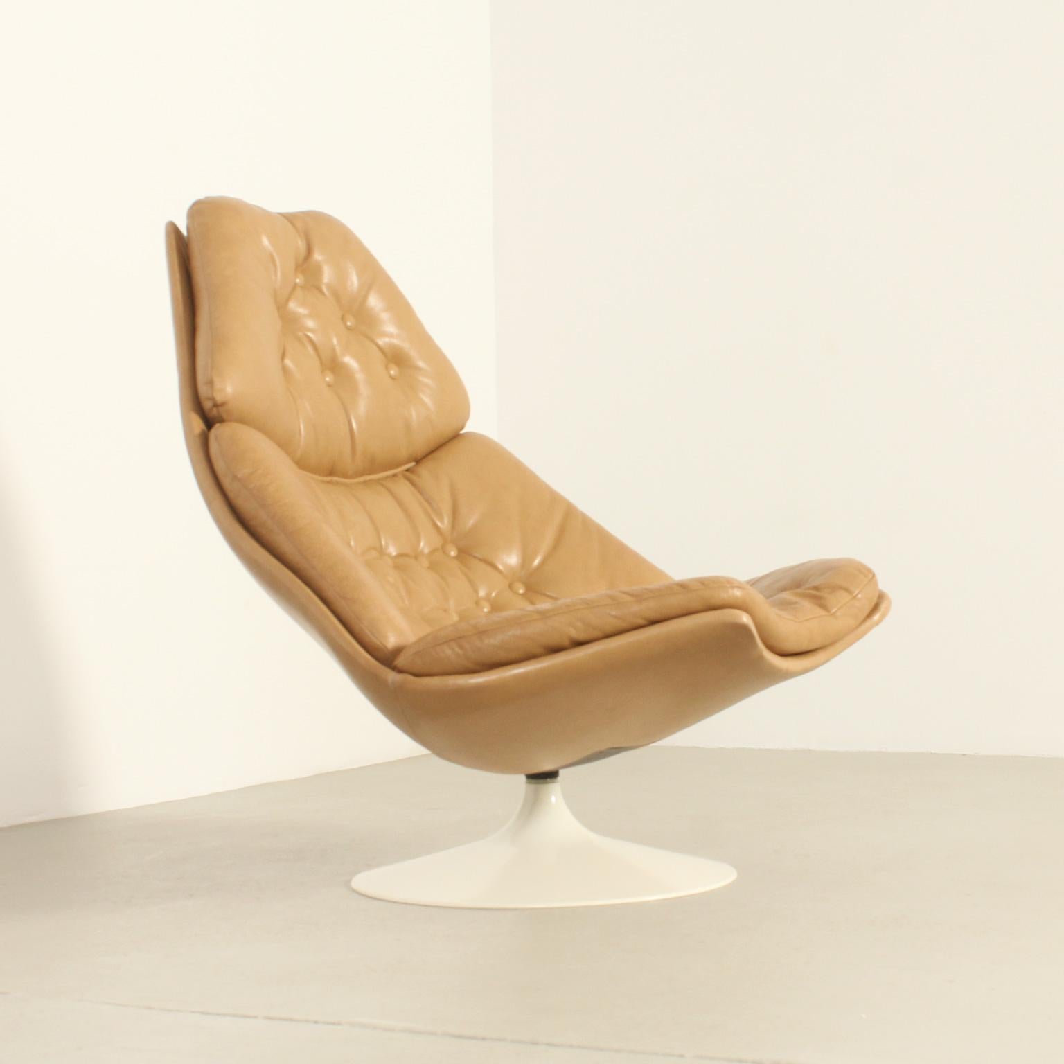 Lounge chair model FS588 designed in 1967 by British designer Geoffrey Harcourt for Artifort, Netherlands. Early edition in classic tan leather and fiberglass swivel base. A very comfortable classic design.
