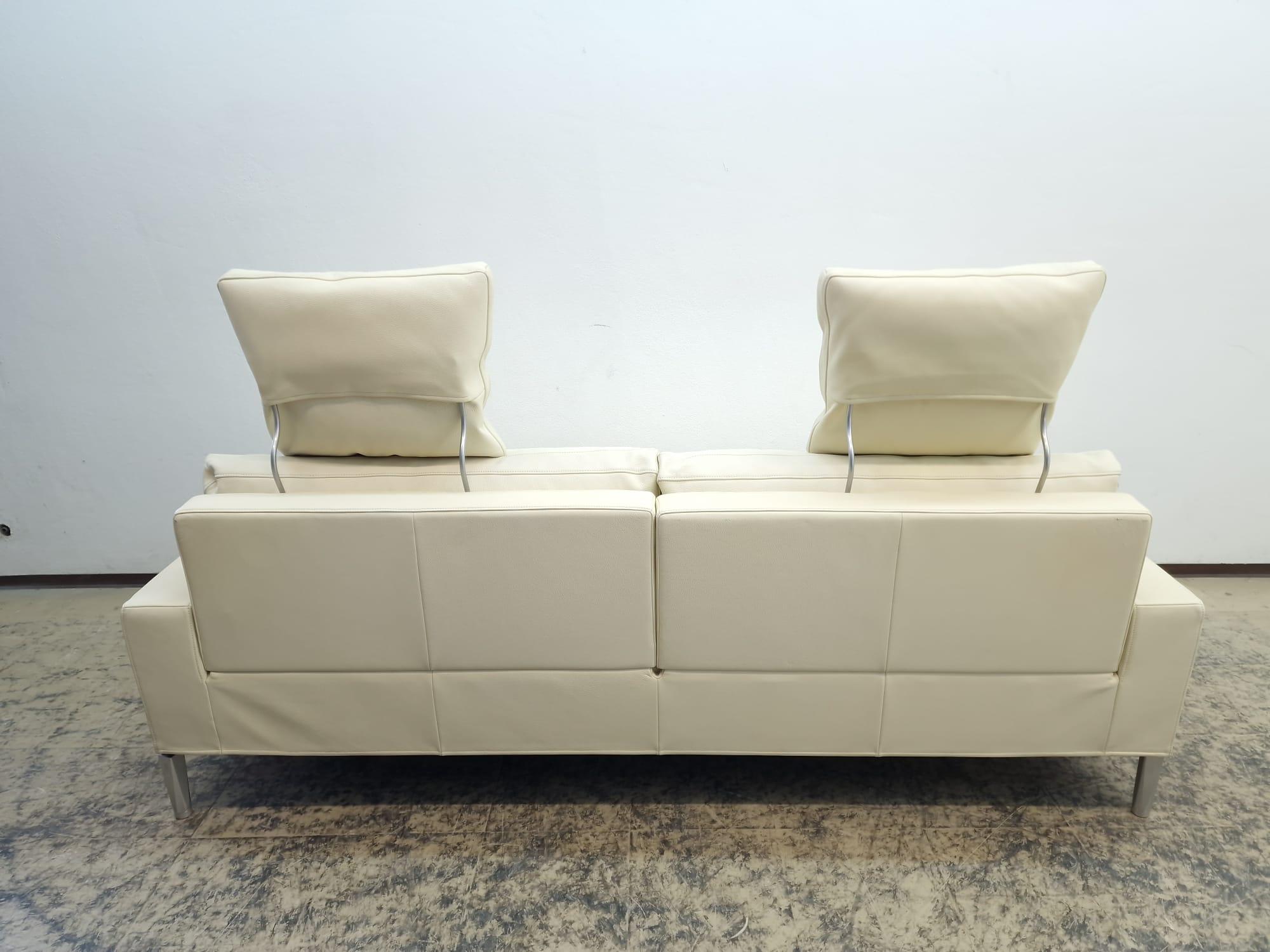 Hiermit handelt es sich um einen Dreisitzer unf einem Hocker von von FSM Modell Clarus




Der Zustand ist sehr gut.

nur beim Hocker paar leichte Kratzer auf dem Kissen.

Das Sofa ist top.

Kissen nicht durchgesessen.

Nur die Fußablagen muss man