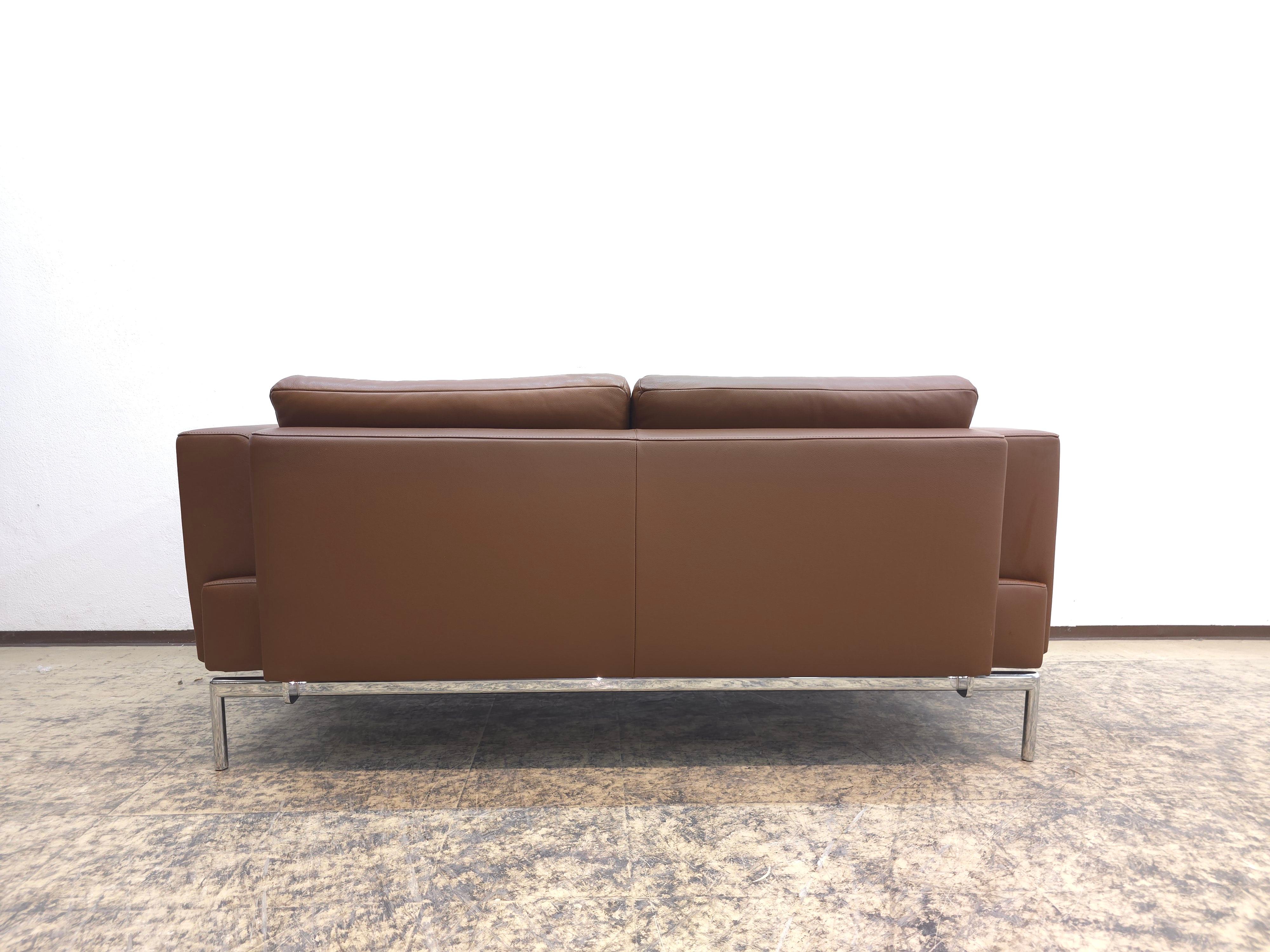 Verkauft wird ein elegantes FSM Easy Sofa aus dem Jahr 2003, entworfen von Markus Hartmann im charakteristischen Schweizer Modernstil. Die schlanke, reduzierte Form und die sorgfältige Verarbeitung machen dieses 1-Sitzer-Sofa zum Blickfang in