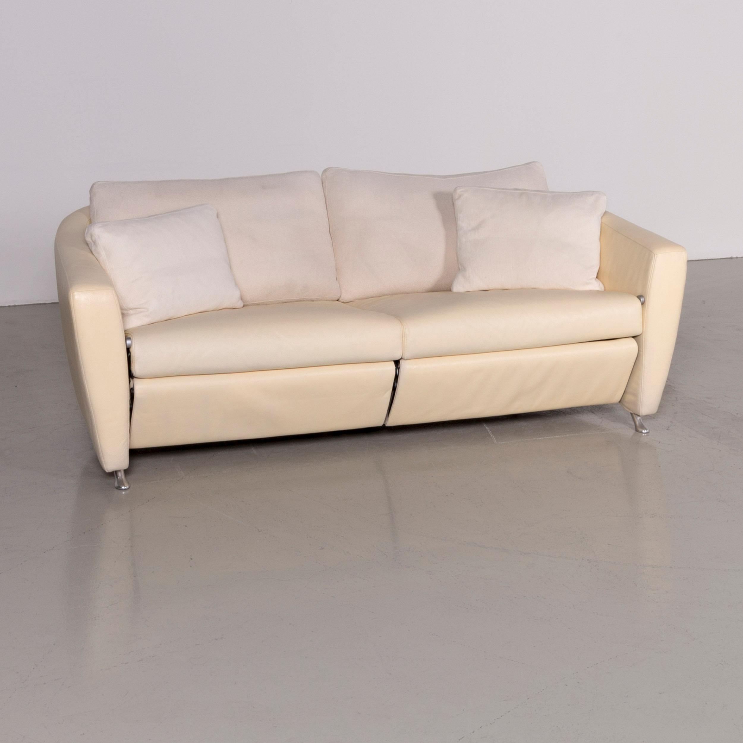 We bring to you an FSM Sesam leather sofa off-white two-seat function.