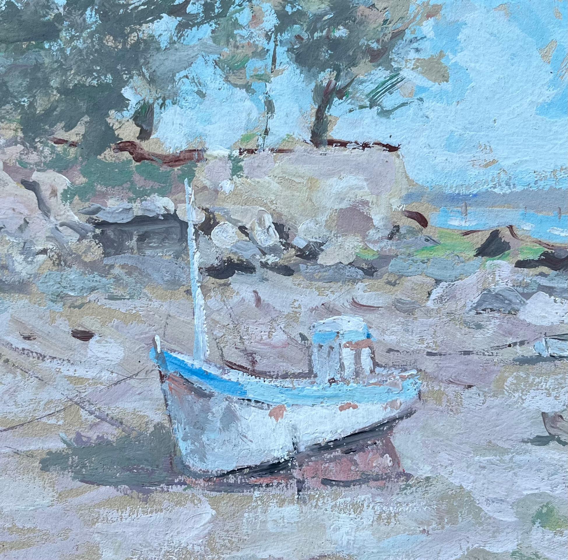 Französische Küstenlandschaft mit Moored Boat und Cliffside-Bäumen im Angebot 1