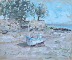 Paisaje costero francés con barco amarrado y árboles en el acantilado
