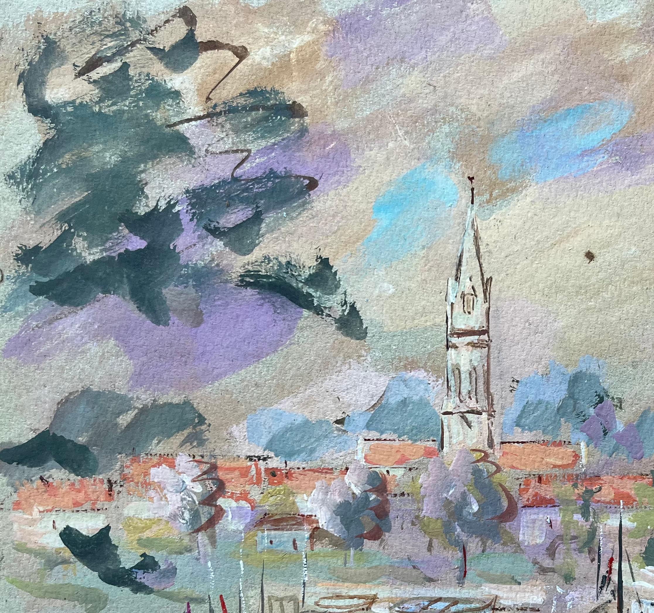 Titel: Französische Hafenszene von La Tremblade mit Kirchturmspitze und Booten 
Von F.T. Roussel
Unterzeichnet: ja
Größe: 8,75 x 11,75 Zoll (Höhe x Breite)
Gouache und Acrylmalerei auf Karton, ungerahmt
Zustand: Das Gemälde ist in gutem Zustand mit