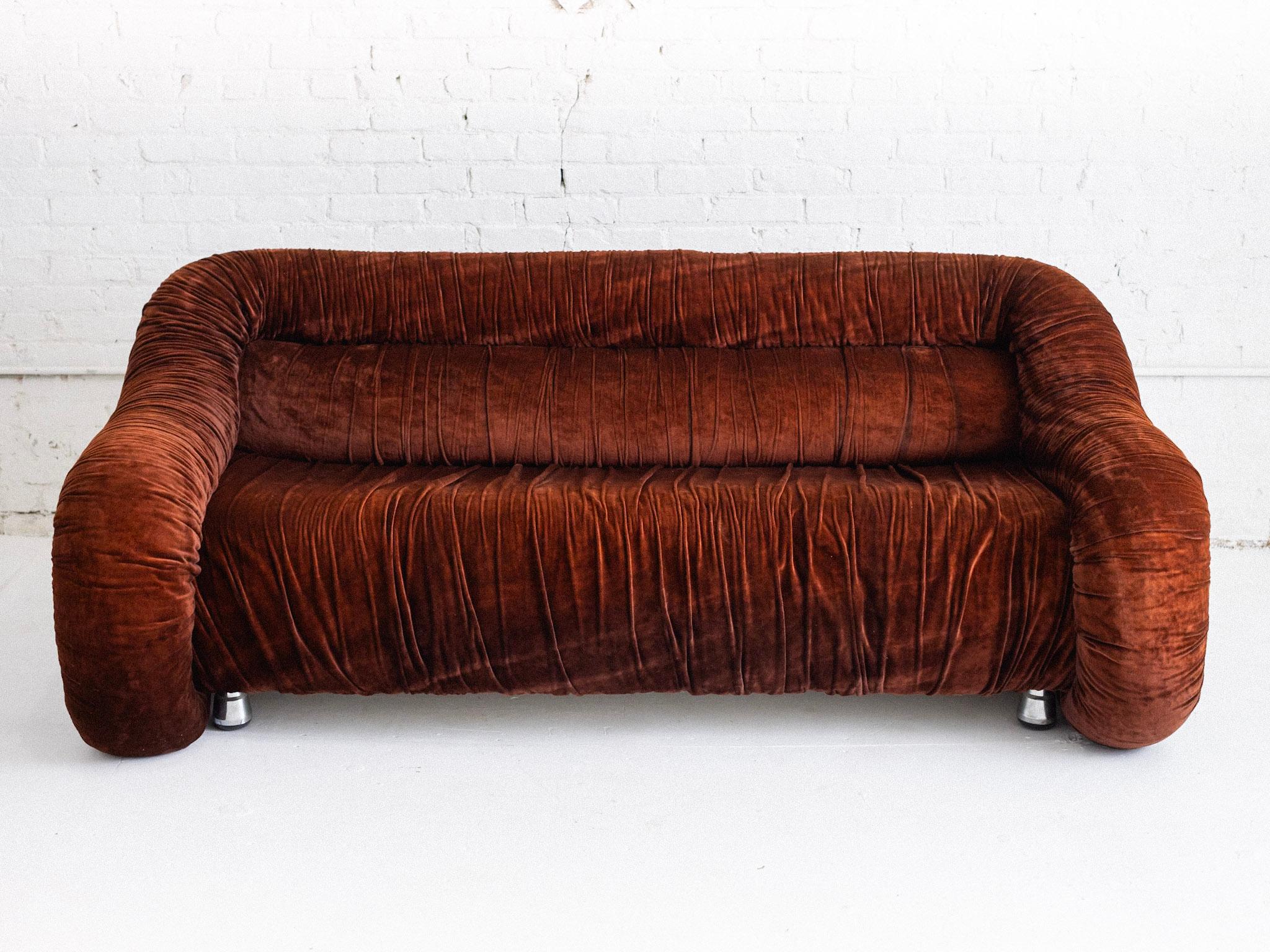 Ein italienisches Sofa aus der Mitte des Jahrhunderts von F&T Salotti. Überladene Silhouette aus dem Weltraumzeitalter. Original schokoladenbrauner gerüschter Samt und gebürstetes Stahlpaneel. Ein Sofa und zwei Stühle verfügbar, alle separat