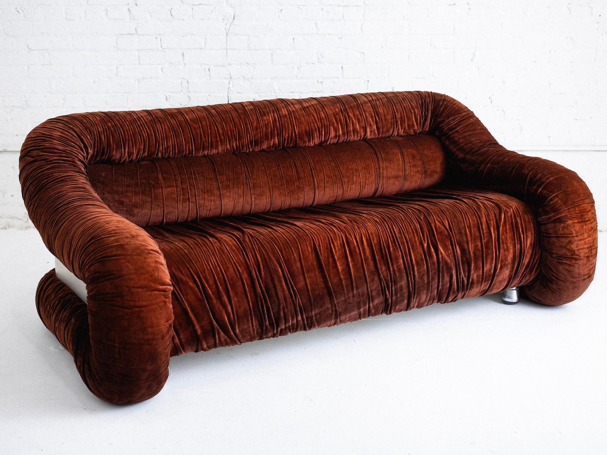 F&T Salotti Space Age Italienisches Sofa aus Samt und Chrom mit Chrombezug, Space Age im Zustand „Gut“ im Angebot in Brooklyn, NY