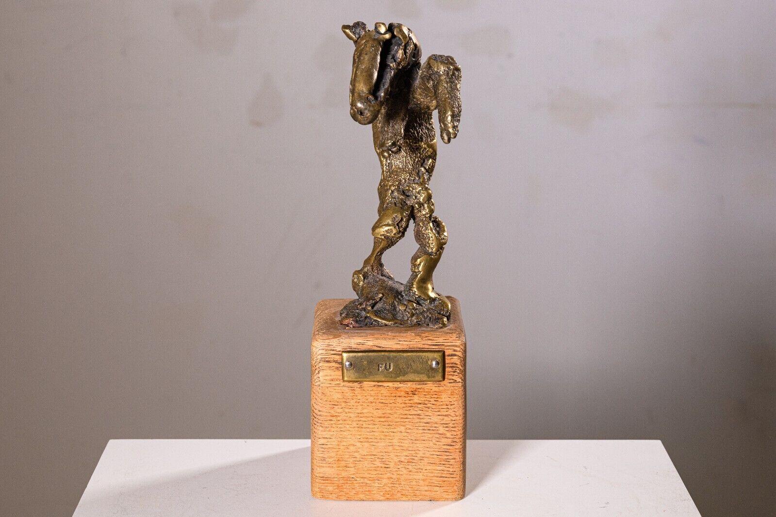 Questa intrigante scultura in bronzo firmata 