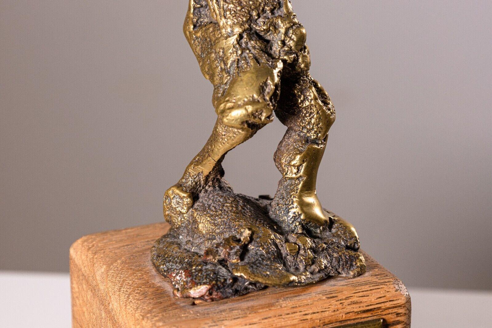 Scultura astratta in bronzo vintage su base in Wood in vendita 2