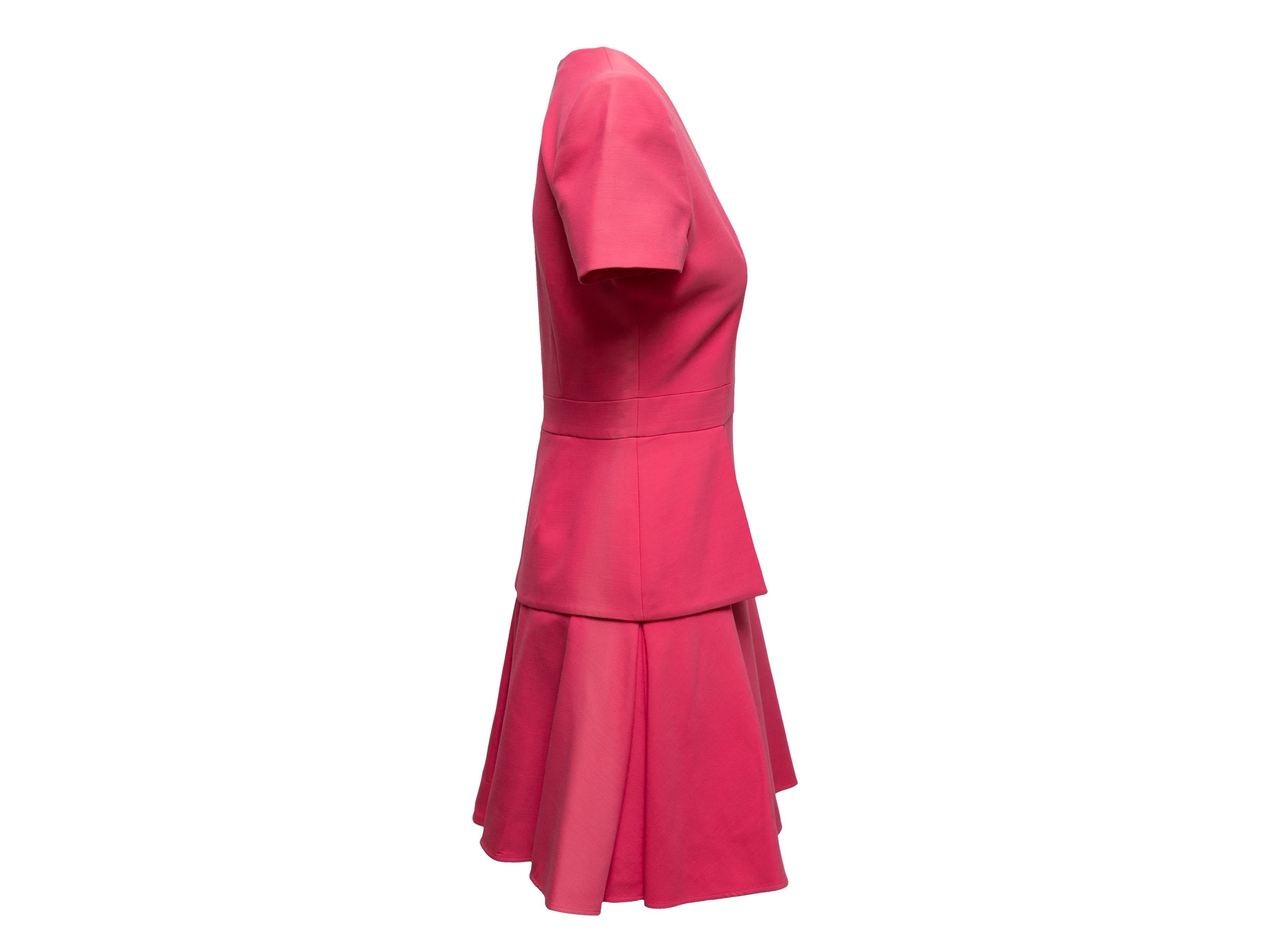 Robe à manches courtes en laine et soie mélangée fuchsia, Alexander McQueen. Col en V. Jupe évasée. Fermeture à glissière au centre du dos. Poitrine 34