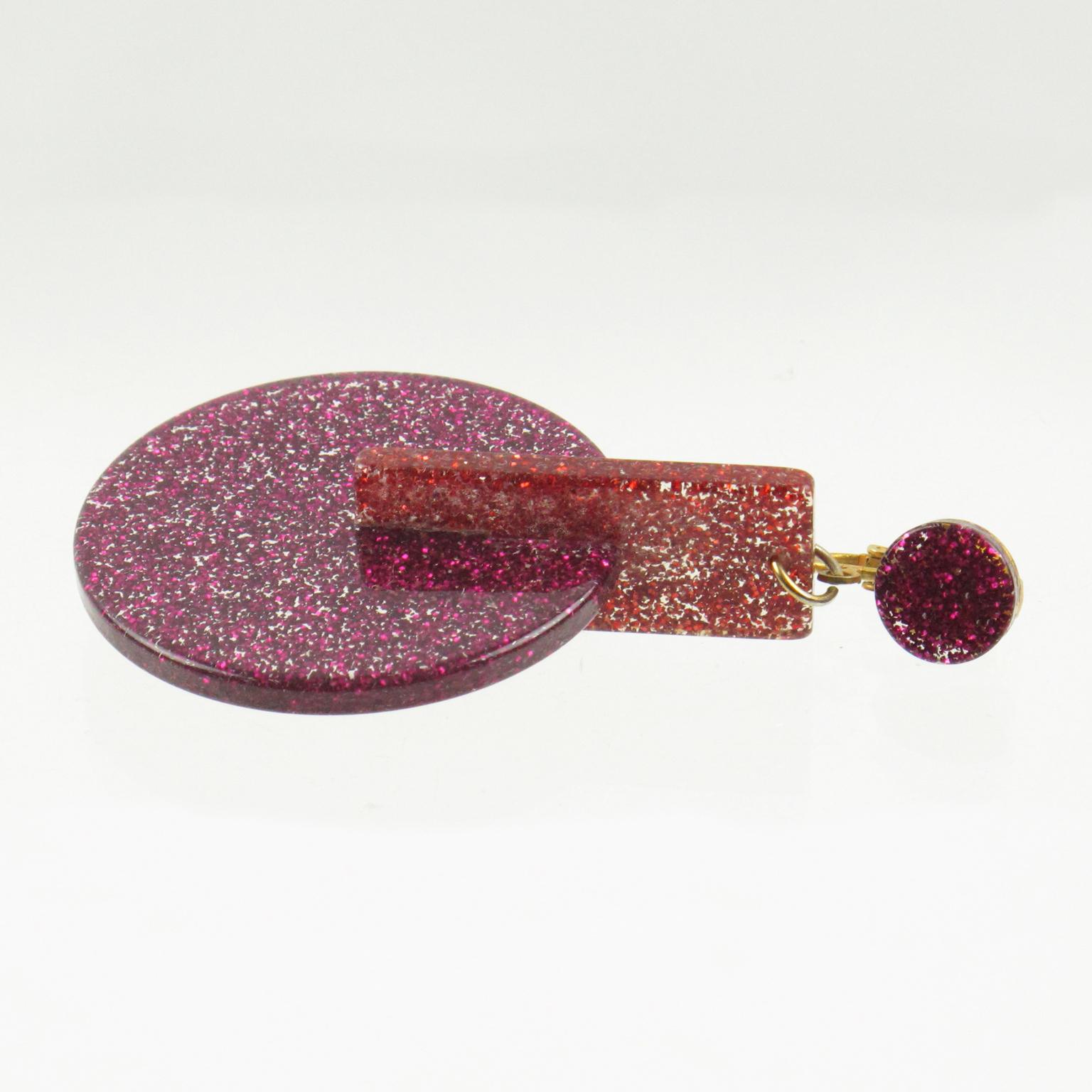 Pendientes colgantes geométricos de Lucite con purpurina fucsia y roja en venta 2