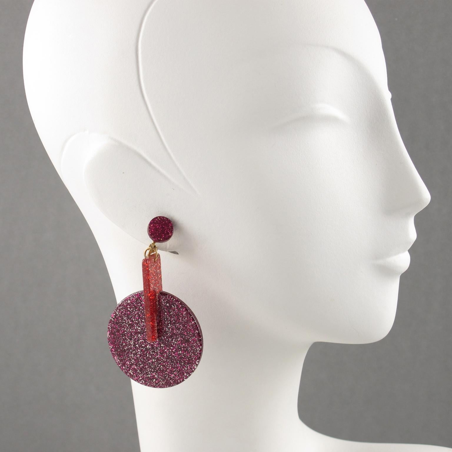 Pendientes colgantes geométricos de Lucite con purpurina fucsia y roja en venta 3