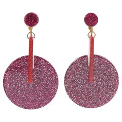 Pendientes colgantes geométricos de Lucite con purpurina fucsia y roja