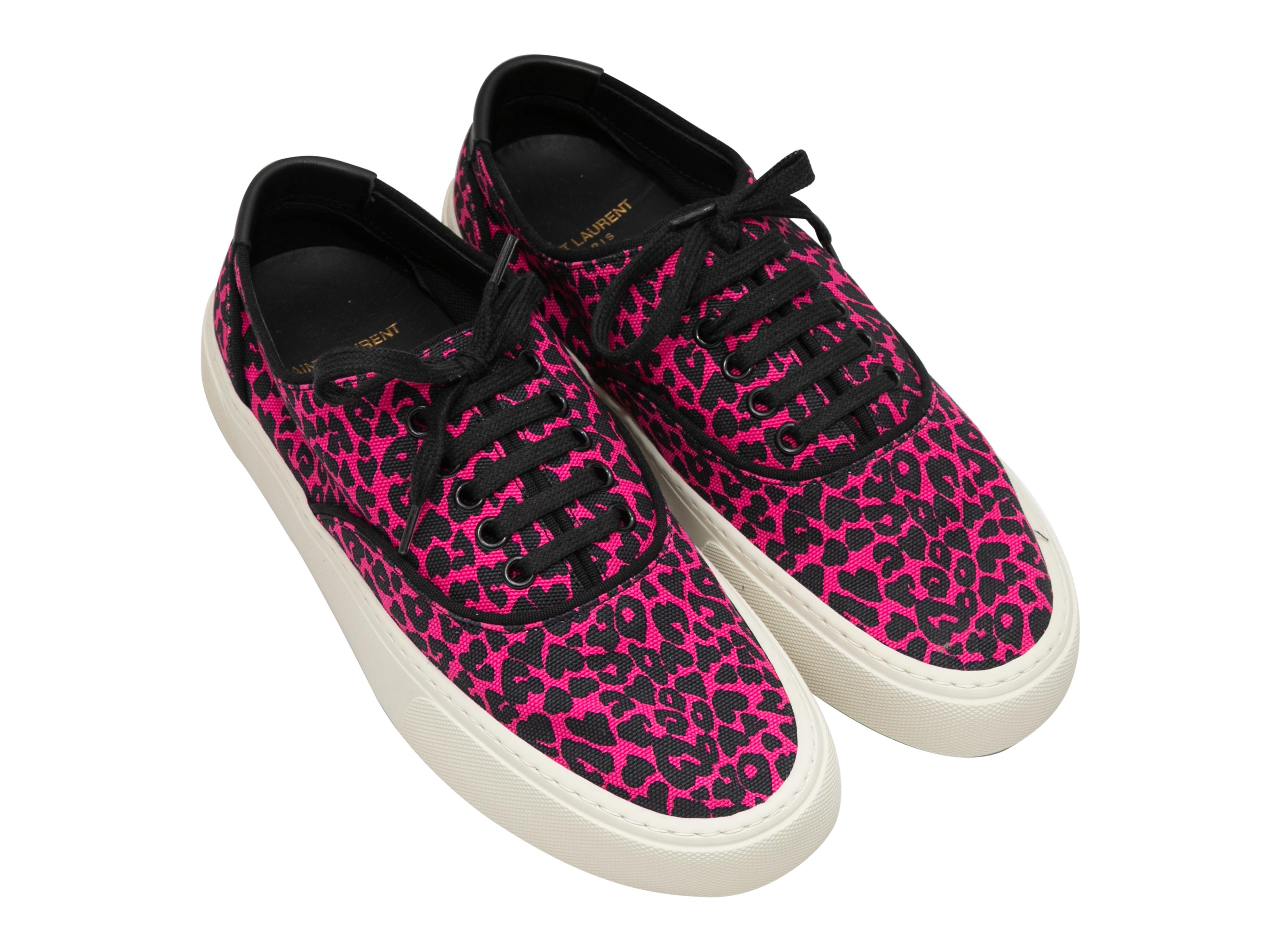 Fuchsiafarbene und schwarze Low-Top-Sneakers mit Leopardenmuster von Saint Laurent. Weiße Gummisohlen. Schnürsenkelverschlüsse oben. 1,25