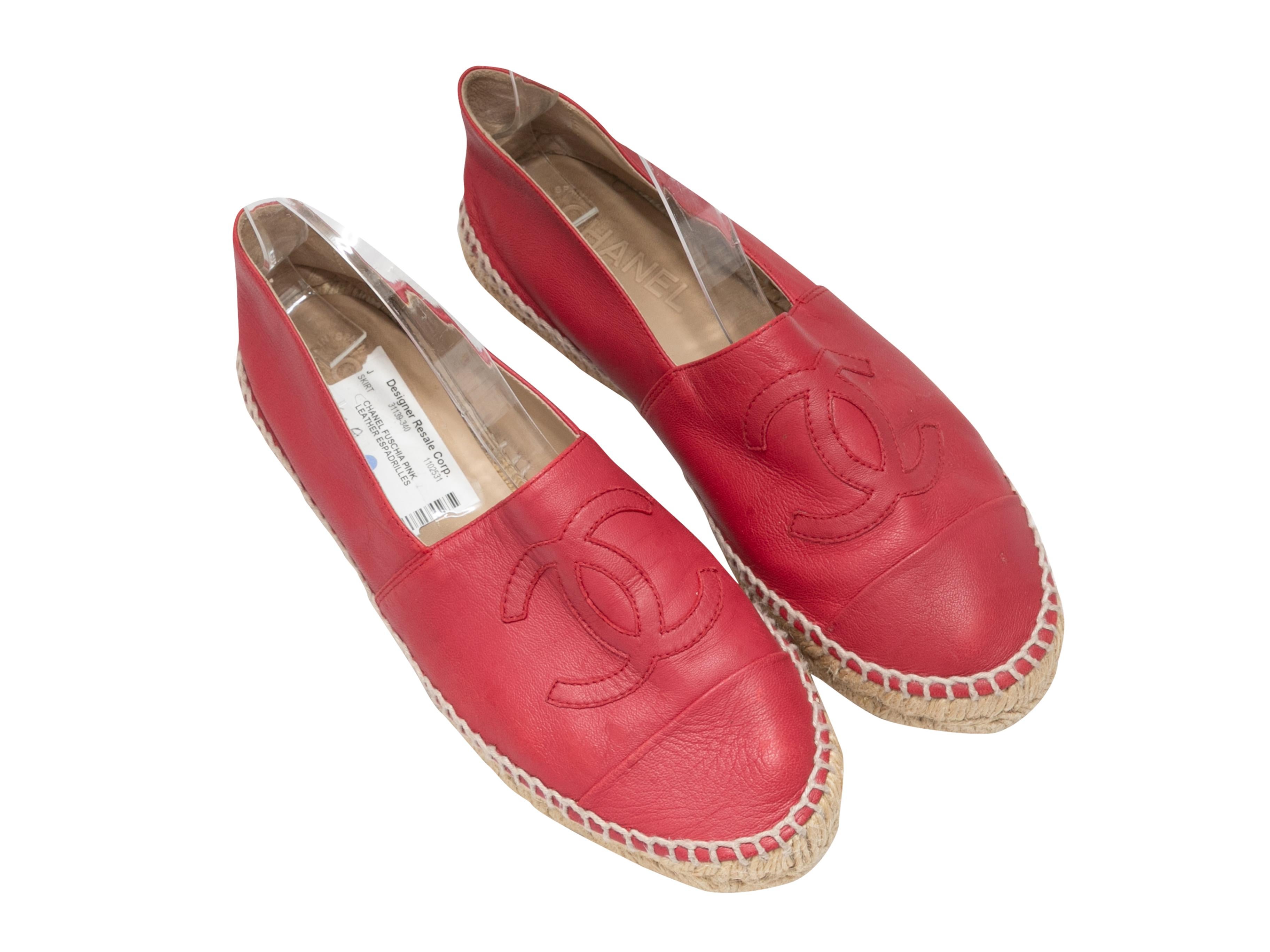 Fuchsia Chanel Leather CC Espadrille Flats Size 39 In Good Condition For Sale In New York, NY