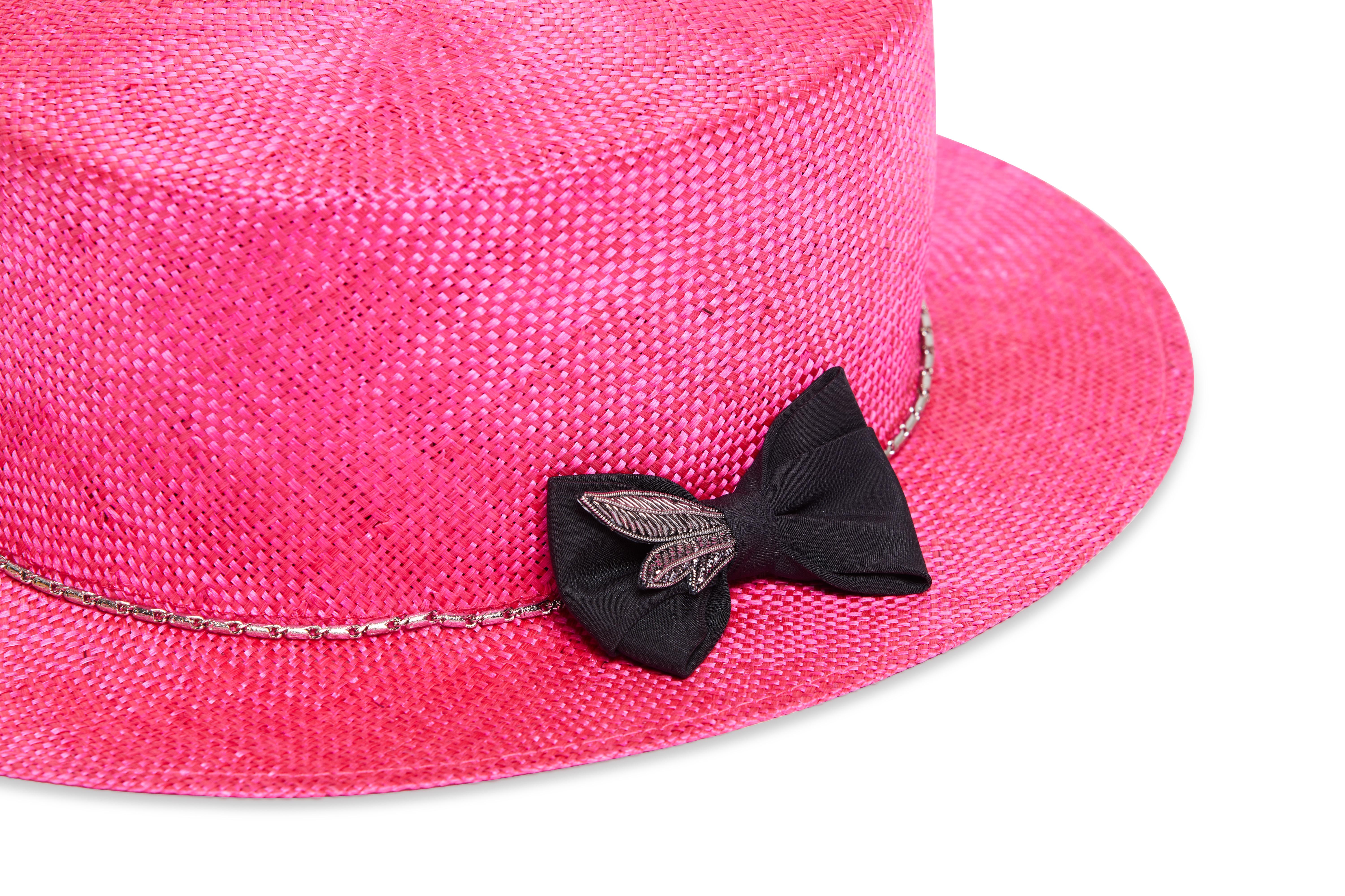 Fuchsia embellished hat NWOT In New Condition In Capri, IT
