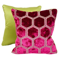 Oreillers carrés hexagonaux en velours taillé fuchsia avec dos en satin chartreuse