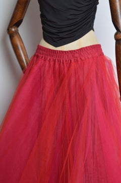 Maxi gonna a strati in tulle fucsia, rosa caldo e rosso, con dichiarazione di intenti